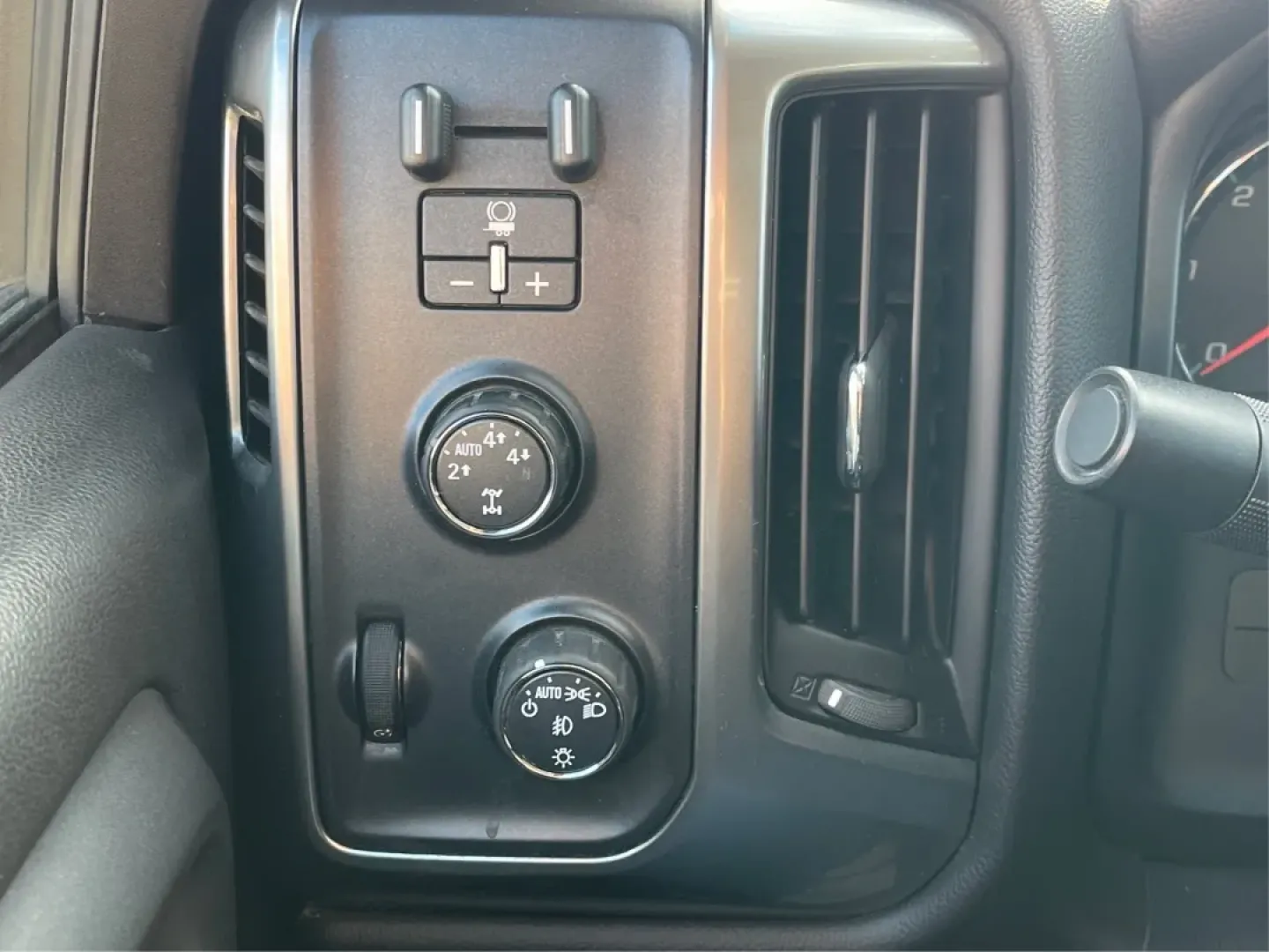 2016 Chevrolet Silverado 1500 1LT (1GCVKREC4GZ) with an EcoTec3 4.3L V-6 gasoline direct injection engine, 6A transmission, located at 1099 N County Rd 25A , Troy, OH, 45373, (937) 908-9800, 40.057079, -84.212883 - Are you ready to elevate your adventures and tackle any terrain? The 2016 Chevrolet Silverado 1500 is the perfect companion for those who crave both utility and comfort. Whether you're a growing family needing to haul kids and gear, or an outdoor enthusiast looking to conquer weekend getaways, this - Photo#16