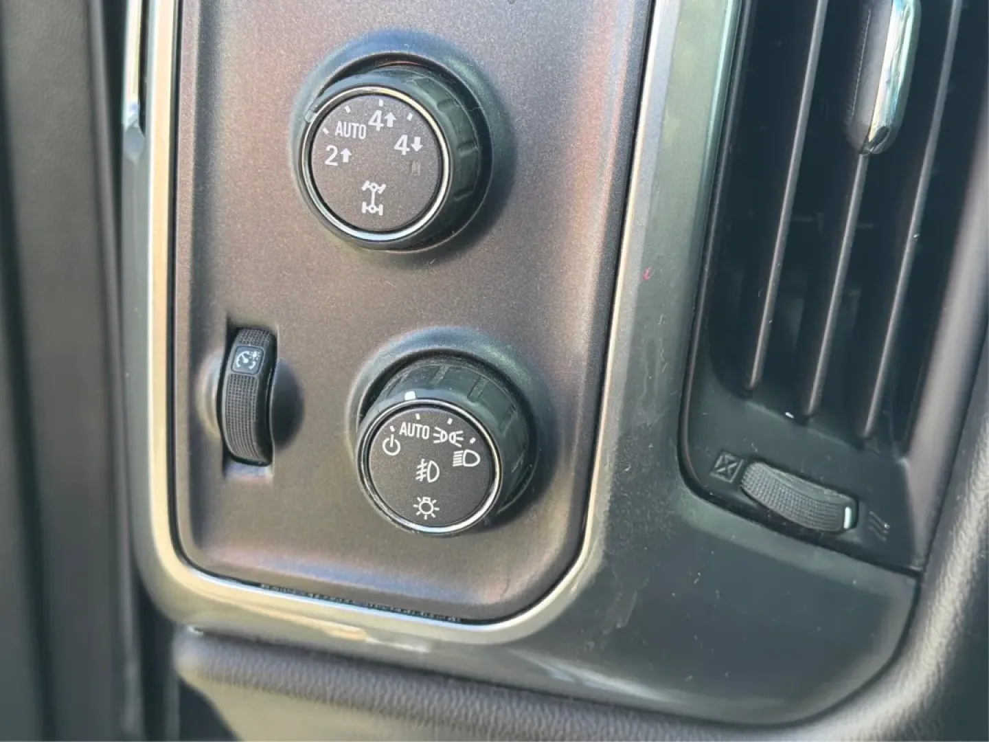 2016 Chevrolet Silverado 1500 1LT (1GCUKREC8GF) with an EcoTec3 5.3L V-8 gasoline direct injection engine, located at 880 E. National Road, Vandalia, OH, 45377, (937) 908-9800, 39.891918, -84.183594 - **Discover the Ultimate Adventure with the 2016 Chevrolet Silverado 1500 at Advantage Car and Credit - Vandalia!**<br /> <br /> Are you ready to elevate your driving experience and tackle the open road with confidence? Look no further than our stunning 2016 Chevrolet Silverado 1500, available now at - Photo#16