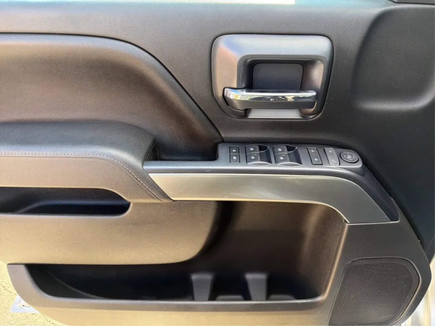 2016 Chevrolet Silverado 1500 1LT (1GCUKREC8GF) with an EcoTec3 5.3L V-8 gasoline direct injection engine, located at 4508 South Dixie Dr, Moraine, OH, 45439, (937) 908-9800, 39.689976, -84.218452 - **Discover the Ultimate Adventure with the 2016 Chevrolet Silverado 1500 at Advantage Car and Credit - Vandalia!**<br /> <br /> Are you ready to elevate your driving experience and tackle the open road with confidence? Look no further than our stunning 2016 Chevrolet Silverado 1500, available now at - Photo#18