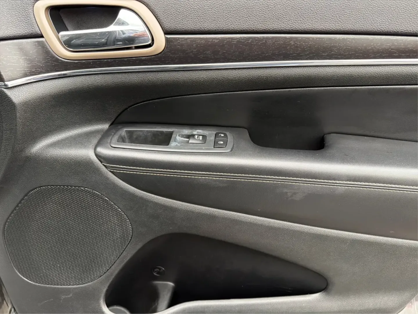 2014 Jeep Grand Cherokee Limited (1C4RJFBG9EC) with an Other engine, located at 880 E. National Road, Vandalia, OH, 45377, (937) 908-9800, 39.891918, -84.183594 - **Adventure Awaits: Drive Home a 2014 Jeep Grand Cherokee Limited Today!**<br /> <br /> Are you ready to elevate your driving experience? Picture yourself and your loved ones embarking on weekend getaways or daily commutes in the rugged yet refined 2014 Jeep Grand Cherokee Limited. This SUV isn't ju - Photo#20