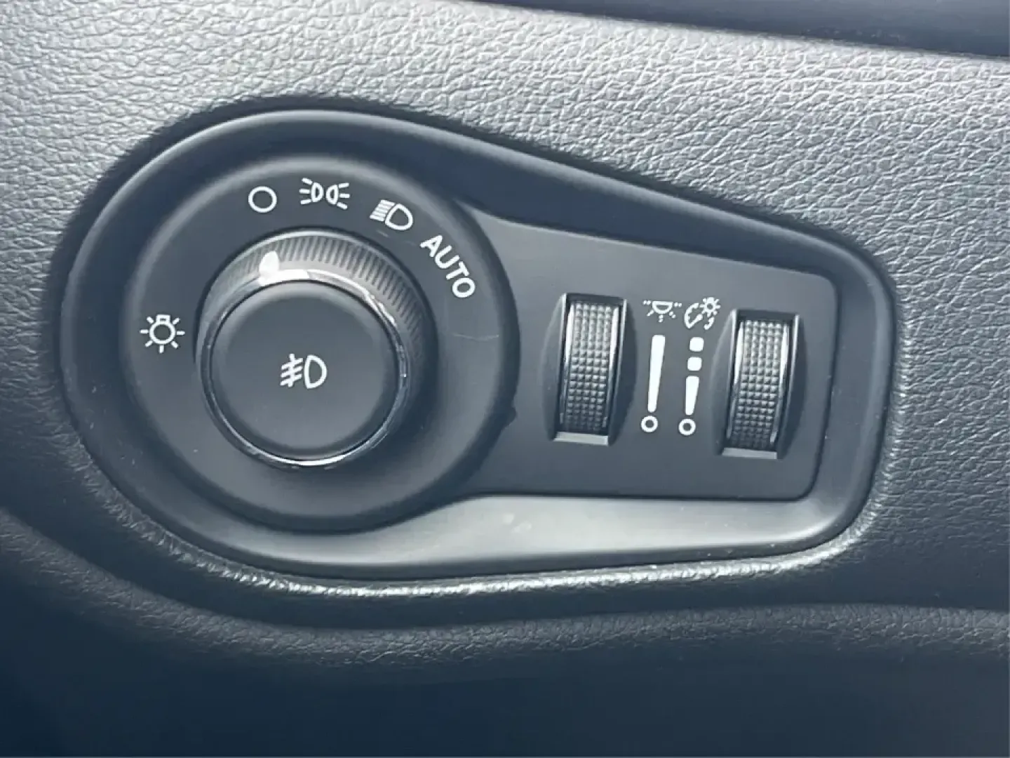 2018 Jeep Renegade Latitude 4x4 (ZACCJBBB5JP) with an 2.4L L4 DOHC 16V engine, 6M transmission, located at 8750 N County Rd 25A, Piqua, OH, 45356, (937) 908-9800, 40.164391, -84.232513 - **Explore New Adventures with the 2018 Jeep Renegade Latitude 4x4!**<br /> <br /> Are you ready to elevate your adventures with a vehicle that perfectly balances style, comfort, and capability? Look no further than this striking 2018 Jeep Renegade Latitude 4x4, available now at Advantage Car and Cre - Photo#16