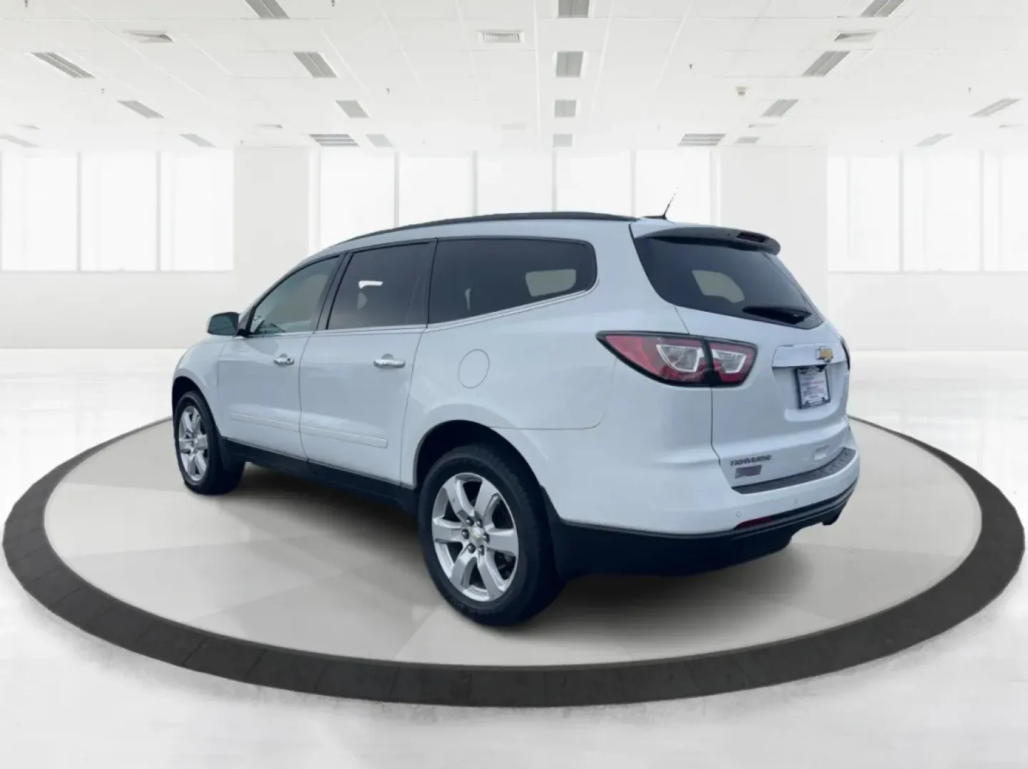 2017 Chevrolet Traverse 1LT (1GNKRGKDXHJ) with an 3.6L V-6 gasoline direct injection engine, located at 880 E. National Road, Vandalia, OH, 45377, (937) 908-9800, 39.891918, -84.183594 - **Explore the Open Road with the 2017 Chevrolet Traverse: Your Family's Ideal Adventure Companion!**<br /> <br /> Are you seeking a versatile SUV that effortlessly blends comfort, style, and practicality? Look no further than the stunning 2017 Chevrolet Traverse 1LT, available now at Advantage Car a - Photo#4