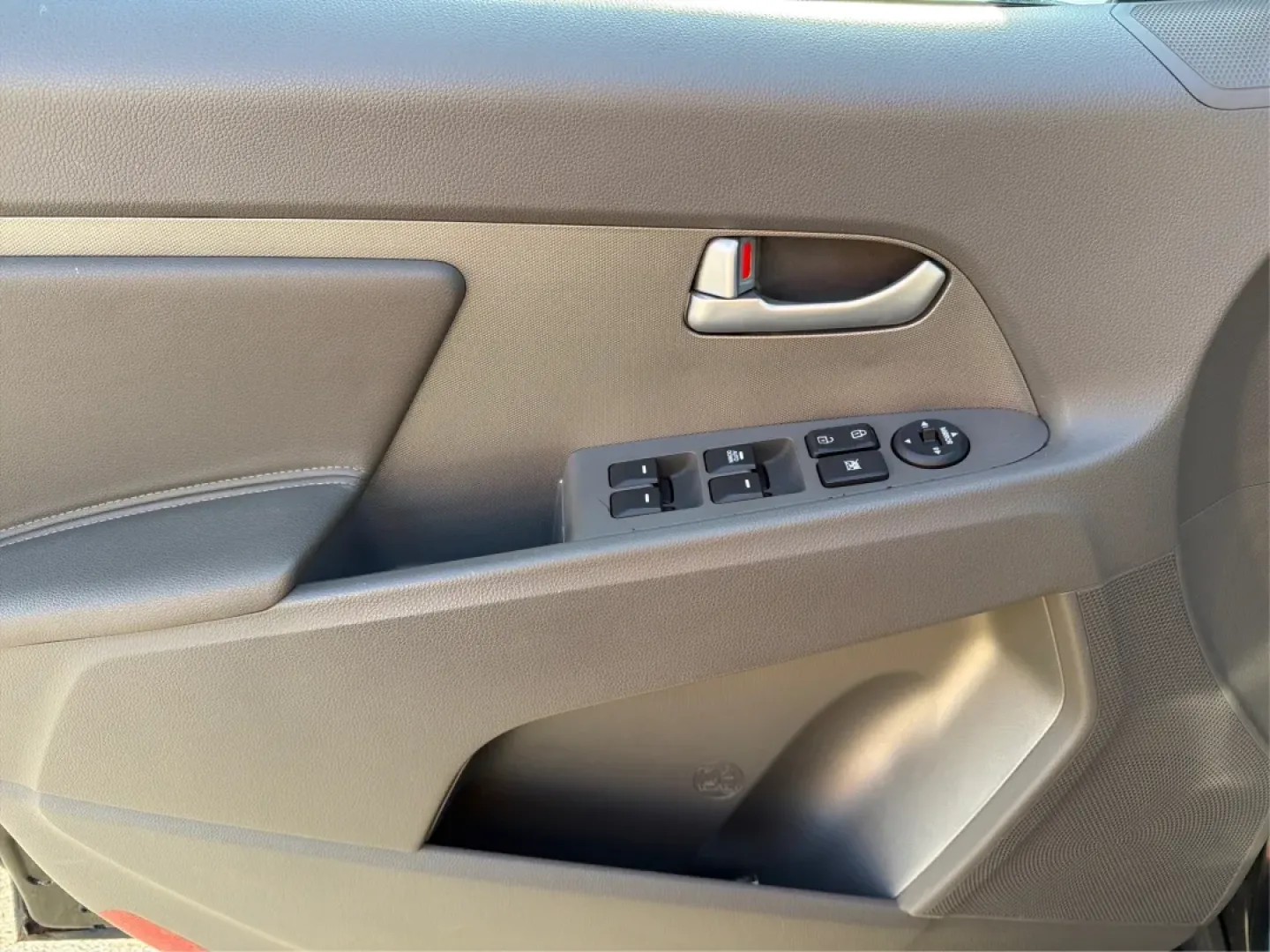 2013 Kia Sportage LX (KNDPB3A27D7) with an 2.4L I-4 DOHC engine, located at 1099 N County Rd 25A , Troy, OH, 45373, (937) 908-9800, 40.057079, -84.212883 - **Discover Your Next Adventure with the 2013 Kia Sportage at Jamestown Auto Sales!**<br /> <br /> Are you ready to elevate your weekend adventures or make your daily commute more enjoyable? The 2013 Kia Sportage LX is your ticket to a versatile lifestyle, perfectly designed for those who crave both - Photo#17