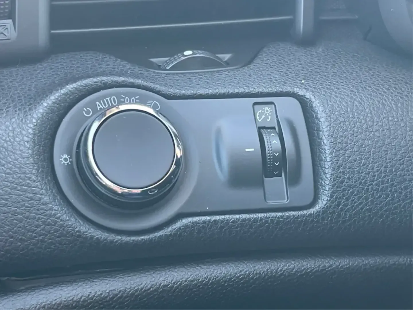 2014 Chevrolet Malibu 1LT (1G11C5SL7EF) with an ECOTEC 2.5L I-4 gasoline direct injection engine, 6-Speed Automatic transmission, located at 880 E. National Road, Vandalia, OH, 45377, (937) 908-9800, 39.891918, -84.183594 - Are you ready to elevate your daily commute or make unforgettable memories on weekend adventures? The 2014 Chevrolet Malibu 1LT, now available at Advantage Car and Credit in Xenia, OH, is the perfect sedan for those seeking a reliable, stylish, and feature-packed vehicle without breaking the bank. W - Photo#17