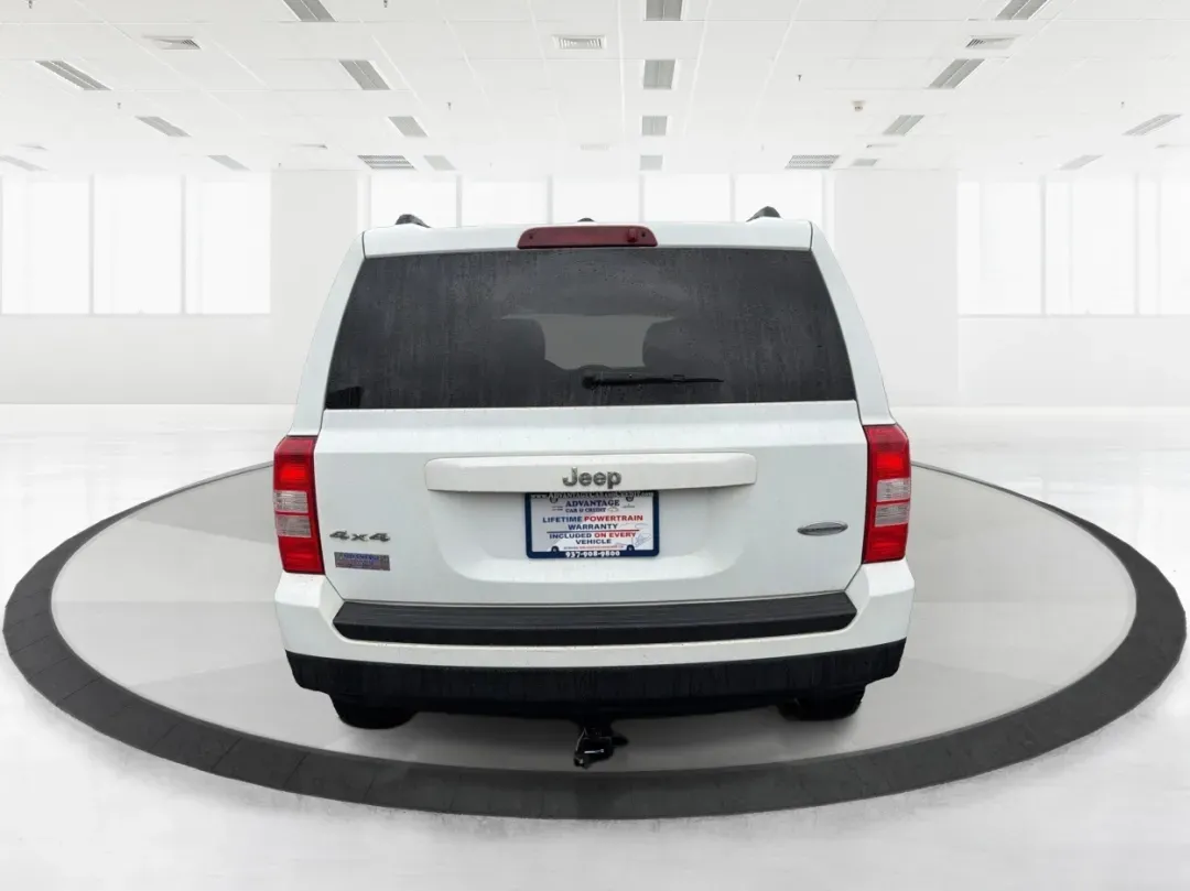 2016 Jeep Patriot Latitude (1C4NJRFB1GD) with an 2.4L I-4 DOHC engine, located at 1184 Kauffman Ave, Fairborn, OH, 45324, (937) 908-9800, 39.807072, -84.030914 - 2016 Jeep Patriot Latitude - Photo#3