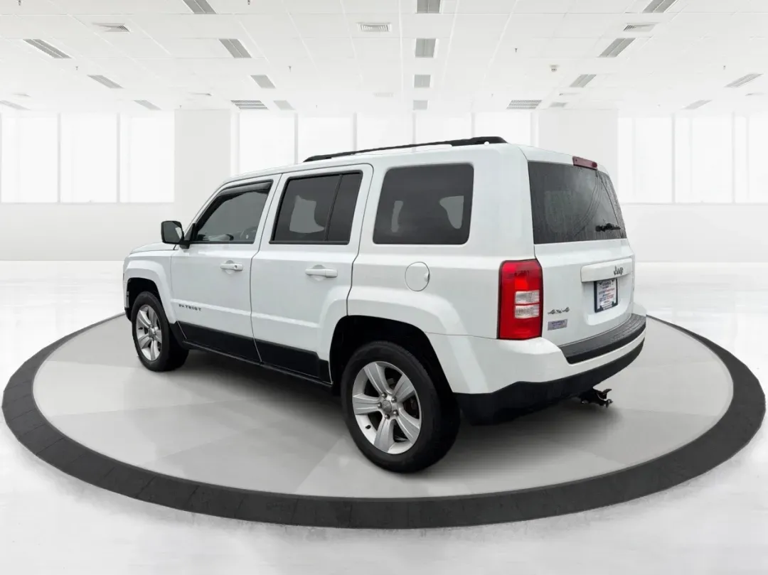 2016 Jeep Patriot Latitude (1C4NJRFB1GD) with an 2.4L I-4 DOHC engine, located at 1184 Kauffman Ave, Fairborn, OH, 45324, (937) 908-9800, 39.807072, -84.030914 - 2016 Jeep Patriot Latitude - Photo#4