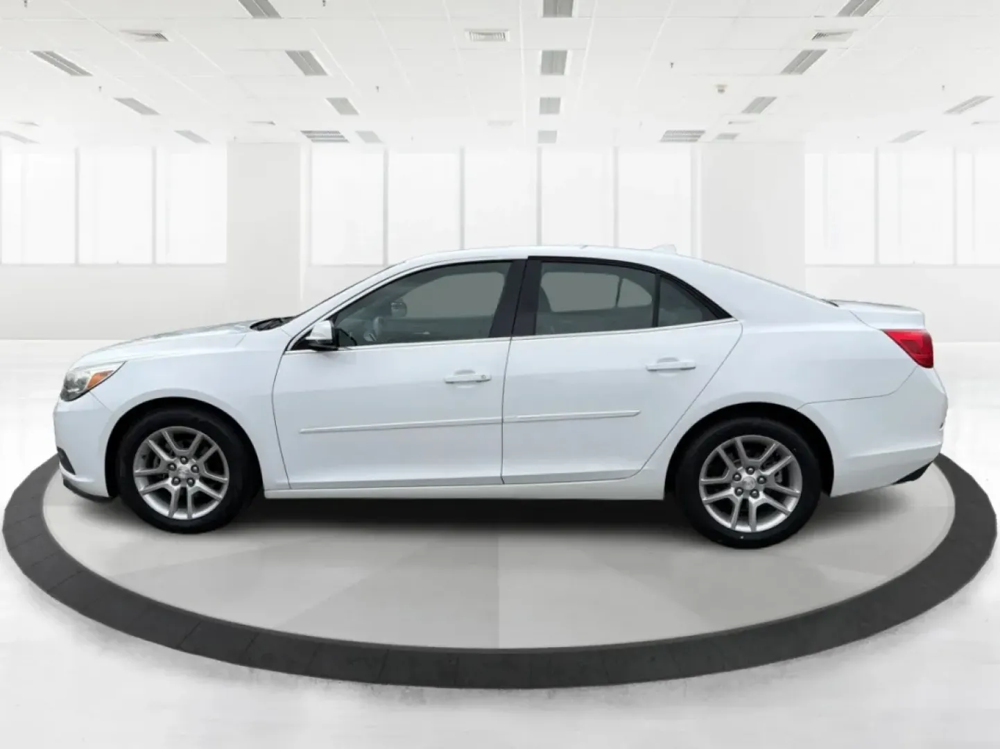 2013 Chevrolet Malibu 1LT (1G11C5SA5DF) with an ECOTEC 2.5L I-4 gasoline direct injection engine, located at 4508 South Dixie Dr, Moraine, OH, 45439, (937) 908-9800, 39.689976, -84.218452 - **Experience Comfort and Reliability with the 2013 Chevrolet Malibu 1LT at Advantage Car and Credit - Moraine**<br /> <br /> Are you searching for the perfect vehicle that combines comfort, style, and affordability? Look no further! The 2013 Chevrolet Malibu 1LT is ideal for daily commuters, growing - Photo#5