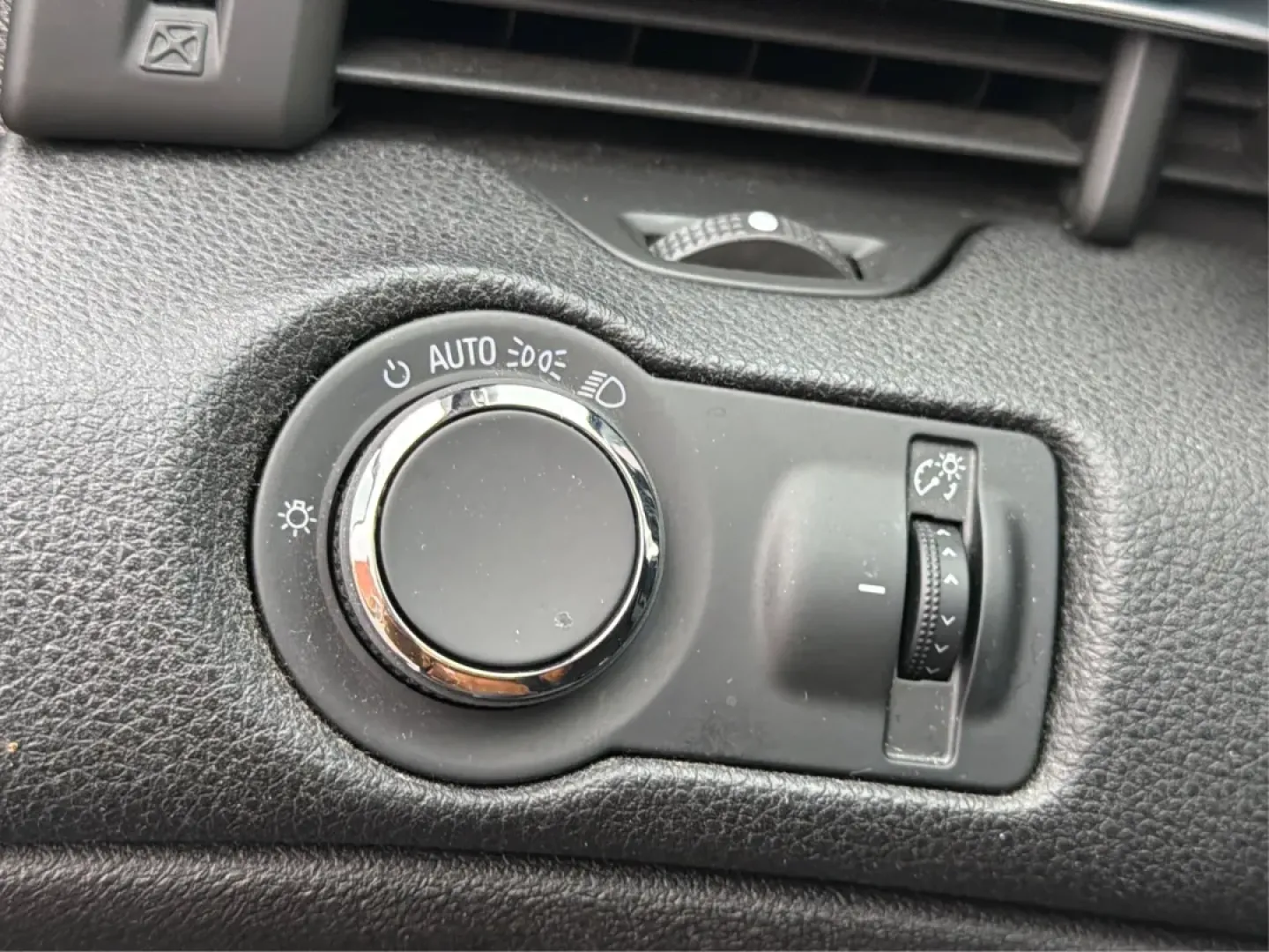 2013 Chevrolet Malibu 1LT (1G11C5SA5DF) with an ECOTEC 2.5L I-4 gasoline direct injection engine, located at 4508 South Dixie Dr, Moraine, OH, 45439, (937) 908-9800, 39.689976, -84.218452 - **Experience Comfort and Reliability with the 2013 Chevrolet Malibu 1LT at Advantage Car and Credit - Moraine**<br /> <br /> Are you searching for the perfect vehicle that combines comfort, style, and affordability? Look no further! The 2013 Chevrolet Malibu 1LT is ideal for daily commuters, growing - Photo#17