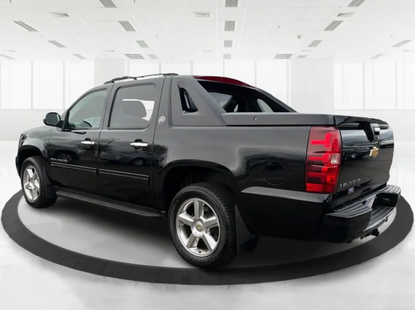 2013 Chevrolet Avalanche LT (3GNTKFE78DG) with an Vortec 5.3L V-8 variable valve control engine, located at 401 Woodman Dr, Riverside, OH, 45431, (937) 908-9800, 39.760899, -84.123421 - Experience Adventure and Utility Like Never Before with the 2013 Chevrolet Avalanche LT from Advantage Car and Credit - Riverside!<br /> <br /> Whether you're gearing up for weekend adventures or simply need a reliable ride for your daily commute, this 2013 Chevrolet Avalanche LT checks all the boxe - Photo#4