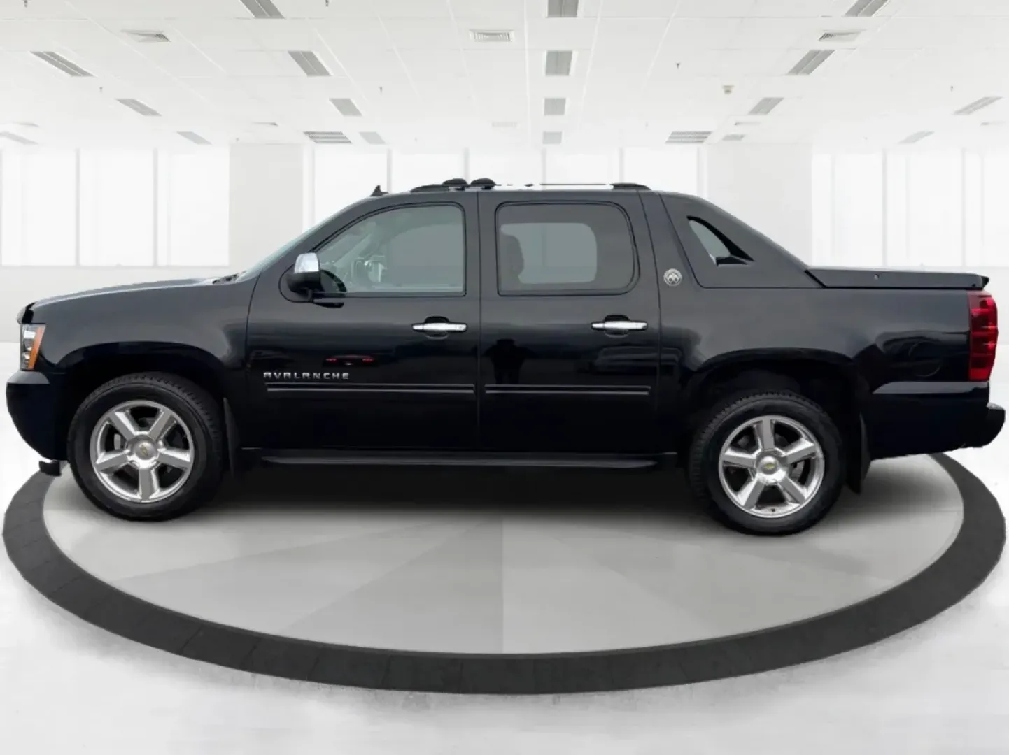 2013 Chevrolet Avalanche LT (3GNTKFE78DG) with an Vortec 5.3L V-8 variable valve control engine, located at 401 Woodman Dr, Riverside, OH, 45431, (937) 908-9800, 39.760899, -84.123421 - Experience Adventure and Utility Like Never Before with the 2013 Chevrolet Avalanche LT from Advantage Car and Credit - Riverside!<br /> <br /> Whether you're gearing up for weekend adventures or simply need a reliable ride for your daily commute, this 2013 Chevrolet Avalanche LT checks all the boxe - Photo#5