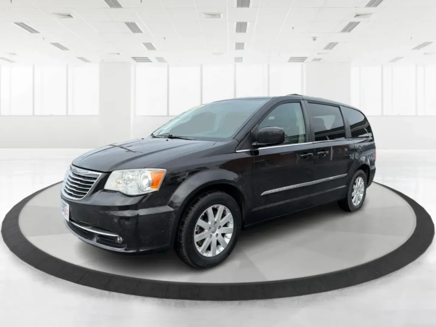 2015 Chrysler Town and Country Touring (2C4RC1BGXFR) with an 3.6L V-6 DOHC engine, located at 401 Woodman Dr, Riverside, OH, 45431, (937) 908-9800, 39.760899, -84.123421 - Are you a growing family searching for the perfect vehicle that effortlessly balances comfort, space, and style? Look no further! Advantage Car and Credit in Riverside, OH, is thrilled to present this stunning **2015 Chrysler Town and Country Touring**, designed for family adventures and daily com - Photo#8