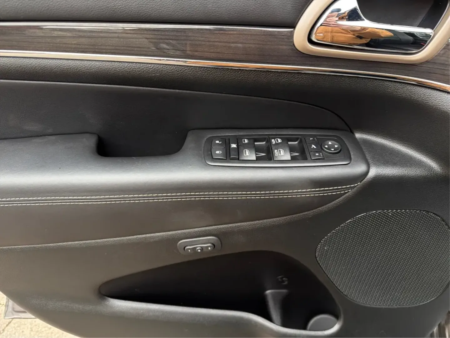 2015 Jeep Grand Cherokee Overland (1C4RJFCT6FC) with an Other engine, located at 1099 N County Rd 25A , Troy, OH, 45373, (937) 908-9800, 40.057079, -84.212883 - **Adventure Awaits: 2015 Jeep Grand Cherokee Overland - Your Perfect Family SUV!**<br /> <br /> If you're looking for a vehicle that perfectly balances comfort, style, and rugged capability, look no further than this stunning 2015 Jeep Grand Cherokee Overland. This SUV is not just a mode of transpor - Photo#19