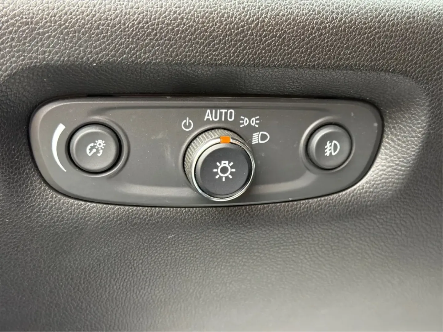 2018 Chevrolet Traverse 1LT (1GNERGKW6JJ) with an 3.6L V-6 gasoline direct injection engine, located at 1184 Kauffman Ave, Fairborn, OH, 45324, (937) 908-9800, 39.807072, -84.030914 - Are you ready to elevate your family's adventures, all while cruising in unparalleled comfort and style? Look no further than this stunning 2018 Chevrolet Traverse 1LT, now available at Advantage Car and Credit in Fairborn, OH! With ample space, cutting-edge technology, and a robust engine, this SUV - Photo#17