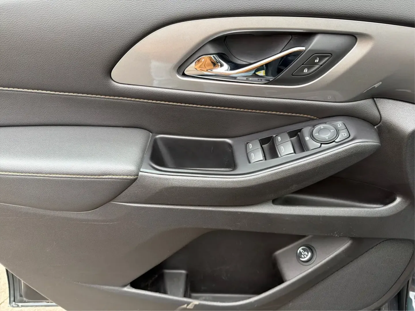 2018 Chevrolet Traverse 1LT (1GNERGKW6JJ) with an 3.6L V-6 gasoline direct injection engine, located at 1184 Kauffman Ave, Fairborn, OH, 45324, (937) 908-9800, 39.807072, -84.030914 - Are you ready to elevate your family's adventures, all while cruising in unparalleled comfort and style? Look no further than this stunning 2018 Chevrolet Traverse 1LT, now available at Advantage Car and Credit in Fairborn, OH! With ample space, cutting-edge technology, and a robust engine, this SUV - Photo#19