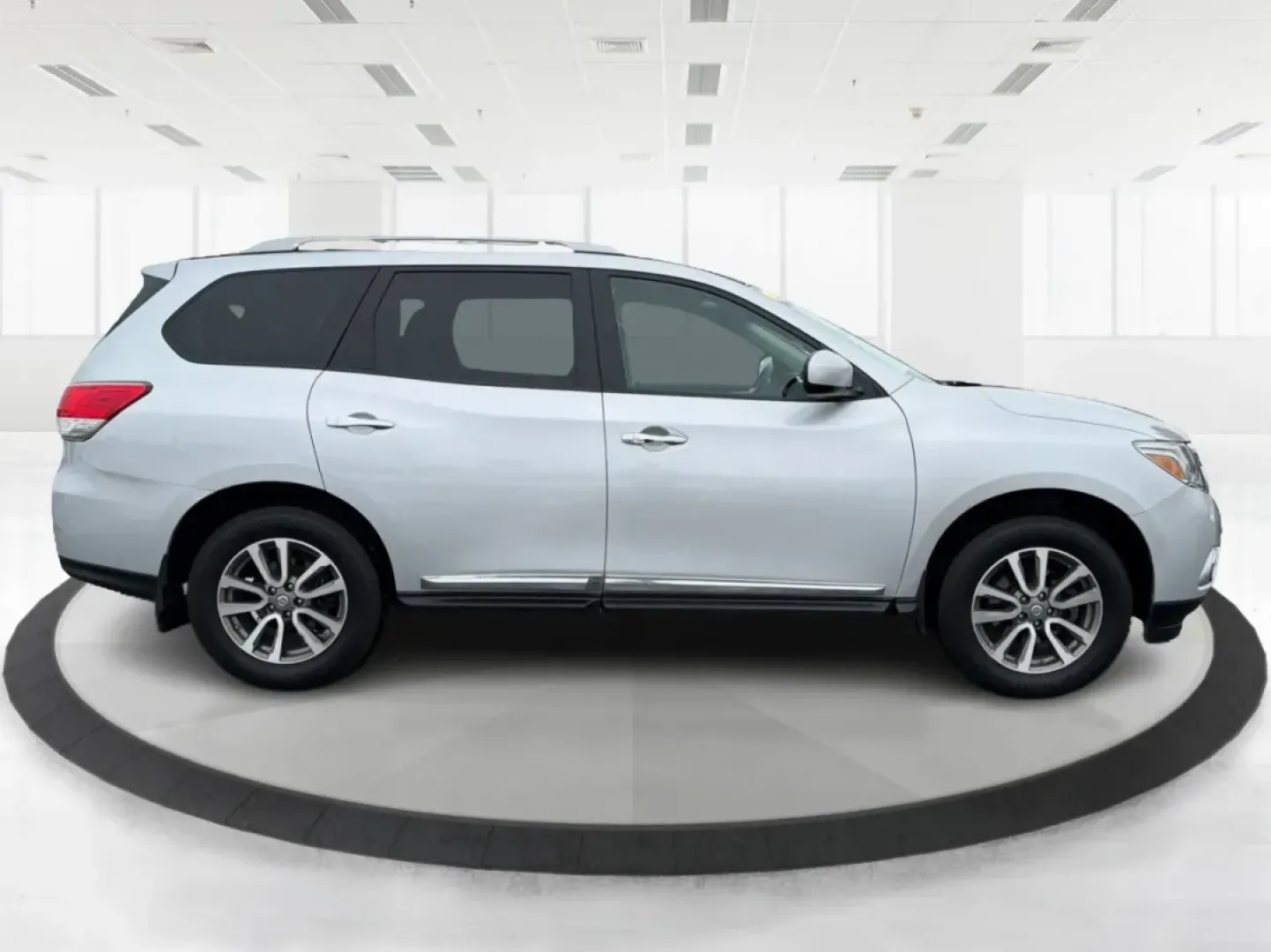 2013 Nissan Pathfinder SL (5N1AR2MM7DC) with an 3.5L V-6 DOHC engine, located at 1184 Kauffman Ave, Fairborn, OH, 45324, (937) 908-9800, 39.807072, -84.030914 - **Discover Your Next Adventure with the 2013 Nissan Pathfinder at Advantage Car and Credit in Fairborn, OH!**<br /> <br /> Are you ready to elevate your family outings or weekend adventures? Look no further than the 2013 Nissan Pathfinder SL, a spacious and dependable SUV perfect for growing familie - Photo#1