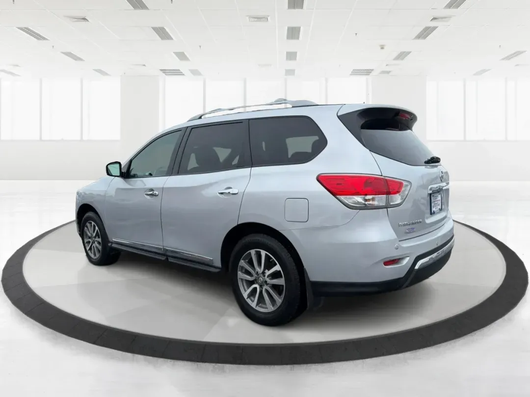 2013 Nissan Pathfinder SL (5N1AR2MM7DC) with an 3.5L V-6 DOHC engine, located at 1184 Kauffman Ave, Fairborn, OH, 45324, (937) 908-9800, 39.807072, -84.030914 - **Discover Your Next Adventure with the 2013 Nissan Pathfinder at Advantage Car and Credit in Fairborn, OH!**<br /> <br /> Are you ready to elevate your family outings or weekend adventures? Look no further than the 2013 Nissan Pathfinder SL, a spacious and dependable SUV perfect for growing familie - Photo#4