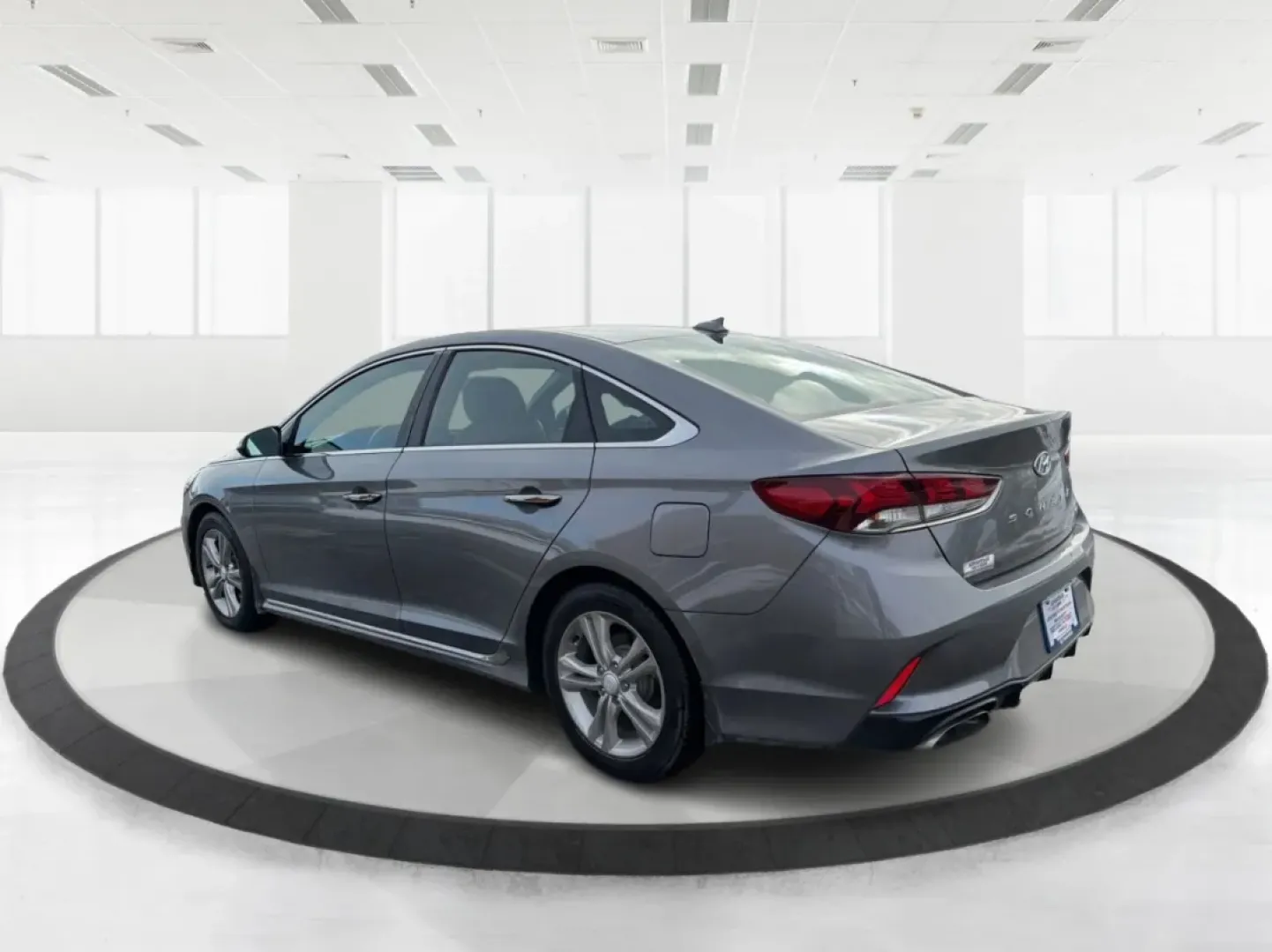 2018 Hyundai Sonata Sport (5NPE34AF6JH) with an 2.4L I-4 gasoline direct injection engine, located at 880 E. National Road, Vandalia, OH, 45377, (937) 908-9800, 39.891918, -84.183594 - **Discover the 2018 Hyundai Sonata Sport: Elevate Your Daily Commute in Style!**<br /> <br /> Are you seeking a vehicle that perfectly balances style, comfort, and reliability for your daily commute or family outings? Look no further than this stunning 2018 Hyundai Sonata Sport, available now at Adv - Photo#3