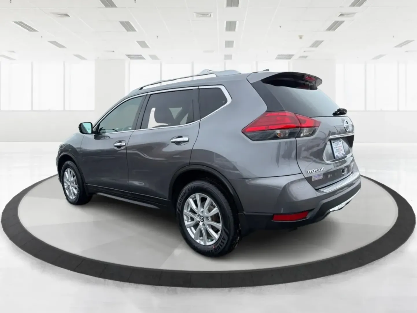 2017 Nissan Rogue SV (5N1AT2MV8HC) with an 2.5L I-4 DOHC engine, CVT transmission, located at 401 Woodman Dr, Riverside, OH, 45431, (937) 908-9800, 39.760899, -84.123421 - **Adventure Awaits with the 2017 Nissan Rogue SV Perfect for Growing Families!**<br /> <br /> Are you in search of a reliable SUV that fits your active lifestyle? Look no further than this 2017 Nissan Rogue SV, available now at Advantage Car and Credit - Troy! This spacious sport utility vehicle is - Photo#4