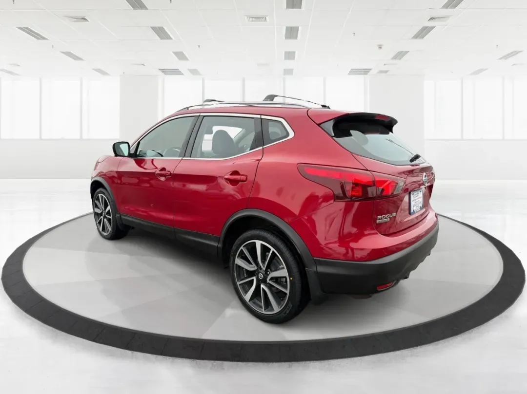 2018 Nissan Rogue SL (JN1BJ1CRXJW) with an 2L I-4 gasoline direct injection engine, located at 1184 Kauffman Ave, Fairborn, OH, 45324, (937) 908-9800, 39.807072, -84.030914 - **Adventure Awaits with the 2018 Nissan Rogue SL at Advantage Car and Credit - Fairborn!**<br /> <br /> Are you ready to elevate your driving experience and create unforgettable memories on the road? The 2018 Nissan Rogue SL is the ideal companion for growing families, weekend adventurers, or anyone - Photo#4