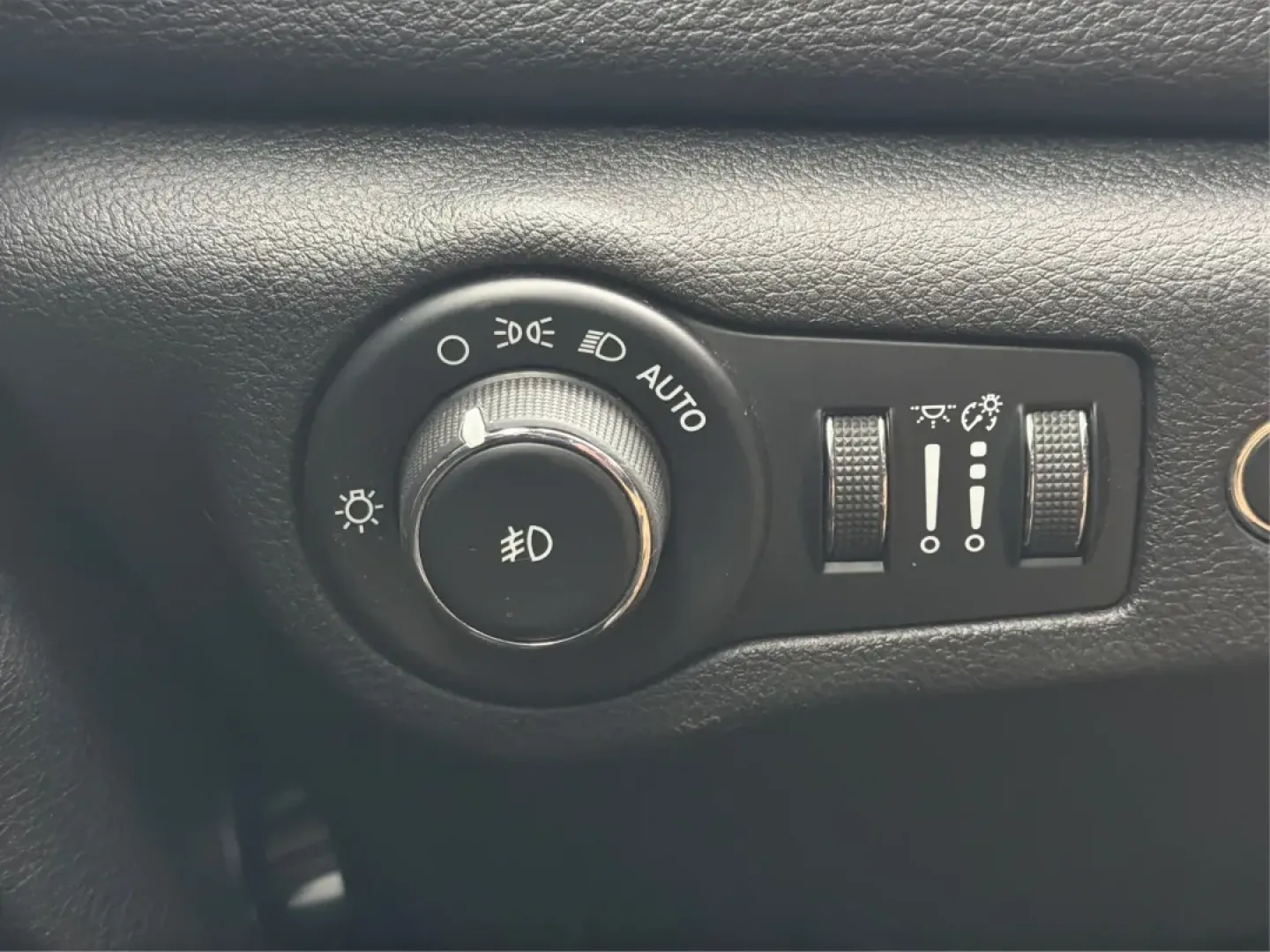 2016 Chrysler 200 S (1C3CCCBB3GN) with an Other engine, located at 1951 S Dayton Lakeview Rd., New Carlisle, OH, 45344, (937) 908-9800, 39.890999, -84.050255 - **Elevate Your Commute with the 2016 Chrysler 200 S at Advantage Car and Credit - Vandalia!**<br /> <br /> Are you looking for the perfect blend of style, comfort, and performance for your daily commute or family outings? The 2016 Chrysler 200 S is your ideal companion, offering a sophisticated seda - Photo#17