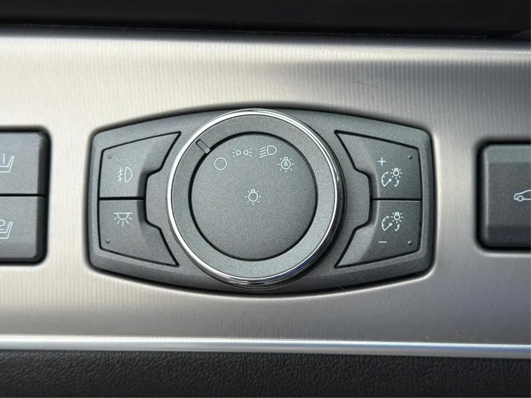 2014 Lincoln MKX Base (2LMDJ8JK2EB) with an Other engine, located at 1230 East Main St, Xenia, OH, 45385, (937) 908-9800, 39.688026, -83.910172 - 2014 Lincoln MKX Base - Photo#17