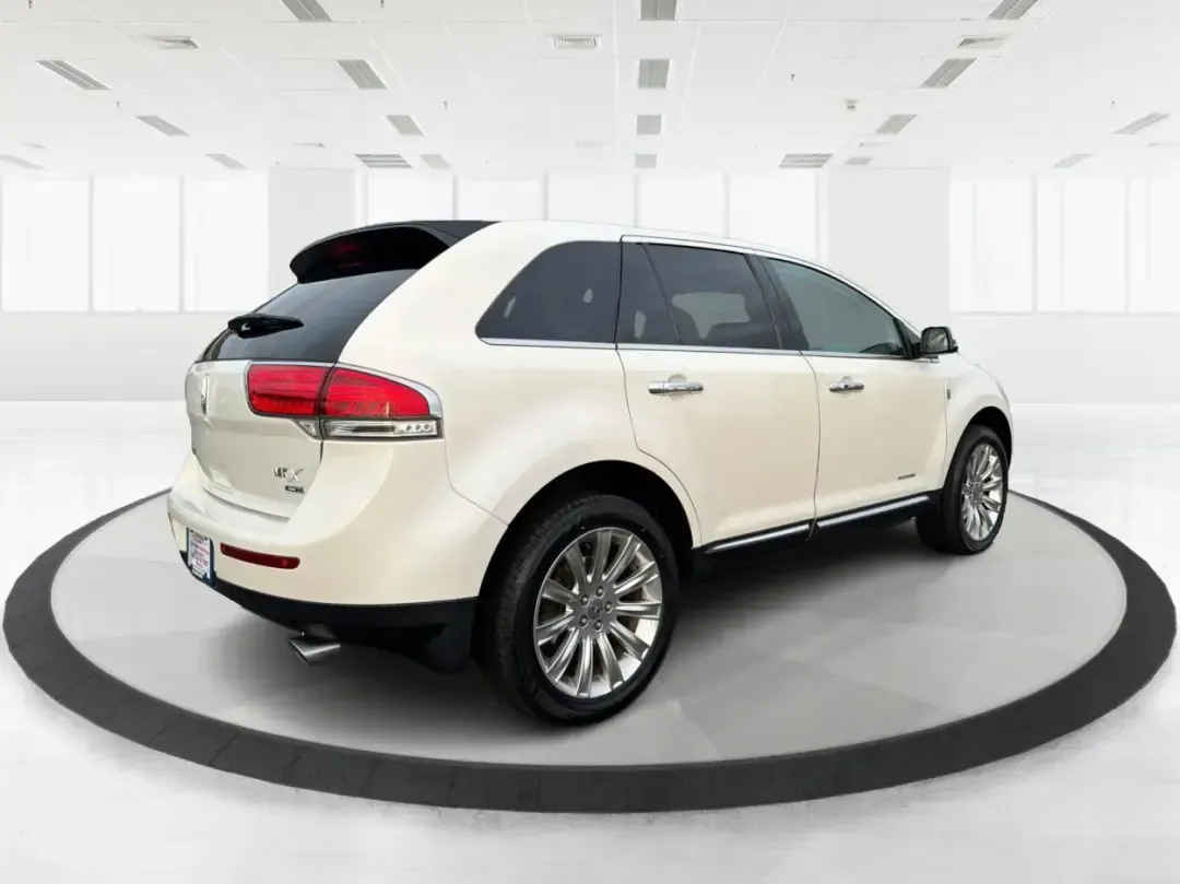 2014 Lincoln MKX Base (2LMDJ8JK2EB) with an 3.7L V6 DOHC 24V engine, 6-Speed Automatic transmission, located at 1951 S Dayton Lakeview Rd., New Carlisle, OH, 45344, (937) 908-9800, 39.890999, -84.050255 - **Unleash Your Adventures with This 2014 Lincoln MKX at Advantage Car and Credit - Moraine!**<br /> <br /> Are you ready to elevate your driving experience? Whether you're commuting through the bustling roads of Moraine or embarking on weekend getaways to nearby attractions like the beautiful Dayton - Photo#2