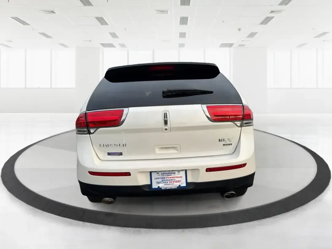 2014 Lincoln MKX Base (2LMDJ8JK2EB) with an 3.7L V6 DOHC 24V engine, 6-Speed Automatic transmission, located at 1951 S Dayton Lakeview Rd., New Carlisle, OH, 45344, (937) 908-9800, 39.890999, -84.050255 - **Unleash Your Adventures with This 2014 Lincoln MKX at Advantage Car and Credit - Moraine!**<br /> <br /> Are you ready to elevate your driving experience? Whether you're commuting through the bustling roads of Moraine or embarking on weekend getaways to nearby attractions like the beautiful Dayton - Photo#3