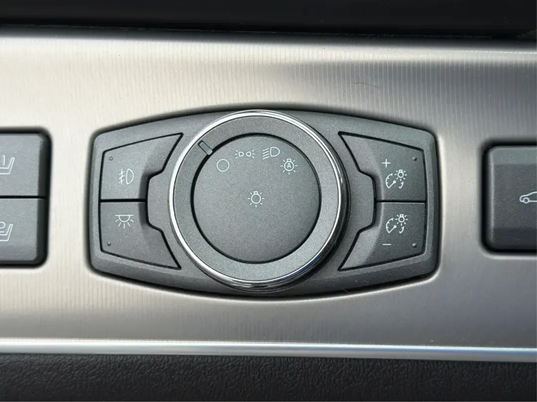 2014 Lincoln MKX Base (2LMDJ8JK2EB) with an 3.7L V6 DOHC 24V engine, 6-Speed Automatic transmission, located at 1951 S Dayton Lakeview Rd., New Carlisle, OH, 45344, (937) 908-9800, 39.890999, -84.050255 - **Unleash Your Adventures with This 2014 Lincoln MKX at Advantage Car and Credit - Moraine!**<br /> <br /> Are you ready to elevate your driving experience? Whether you're commuting through the bustling roads of Moraine or embarking on weekend getaways to nearby attractions like the beautiful Dayton - Photo#17