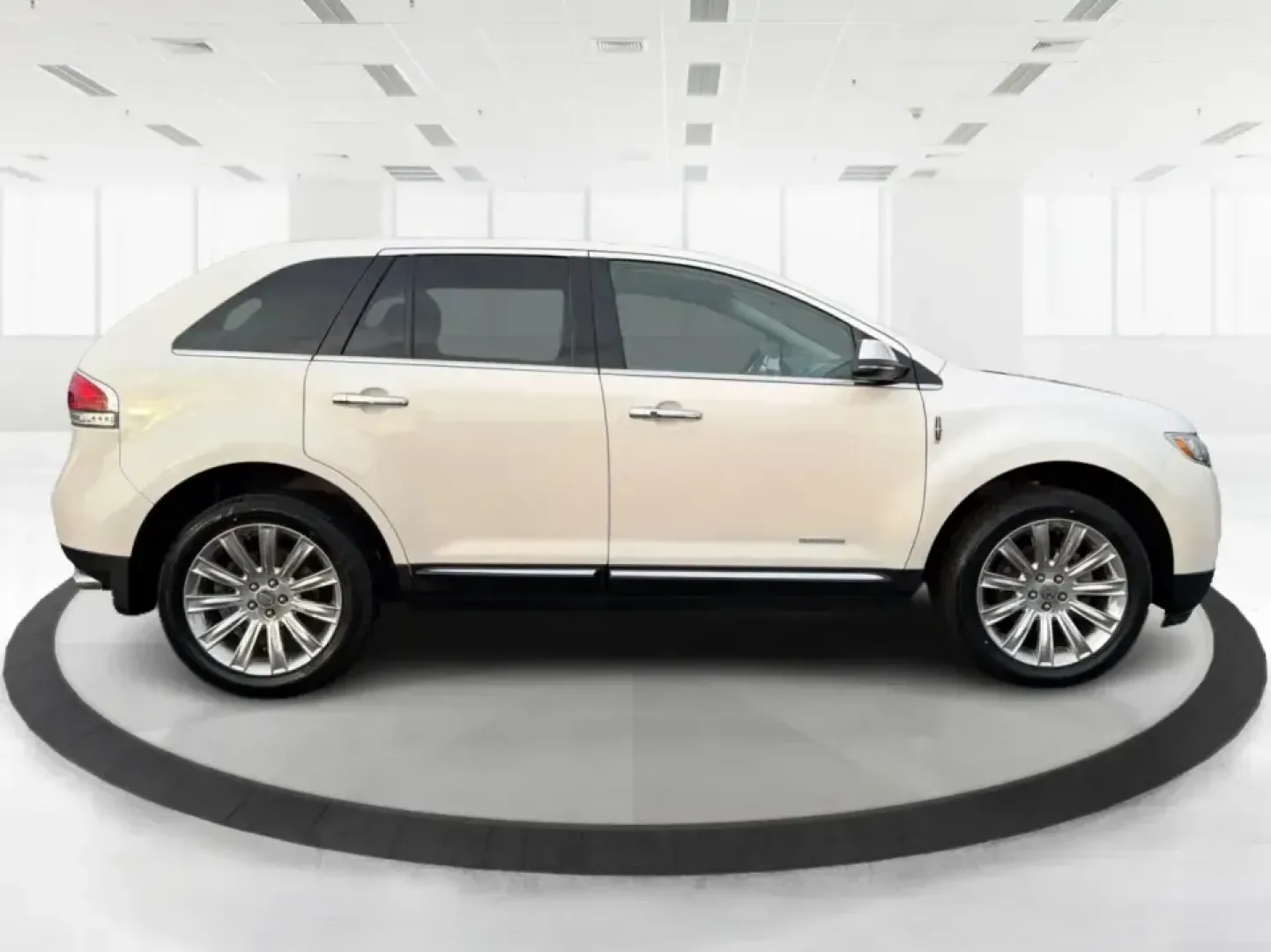 2014 Lincoln MKX Base (2LMDJ8JK2EB) with an 3.7L V6 DOHC 24V engine, 6-Speed Automatic transmission, located at 1230 East Main St, Xenia, OH, 45385, (937) 908-9800, 39.688026, -83.910172 - **Unleash Your Adventures with This 2014 Lincoln MKX at Advantage Car and Credit - Moraine!**<br /> <br /> Are you ready to elevate your driving experience? Whether you're commuting through the bustling roads of Moraine or embarking on weekend getaways to nearby attractions like the beautiful Dayton - Photo#1