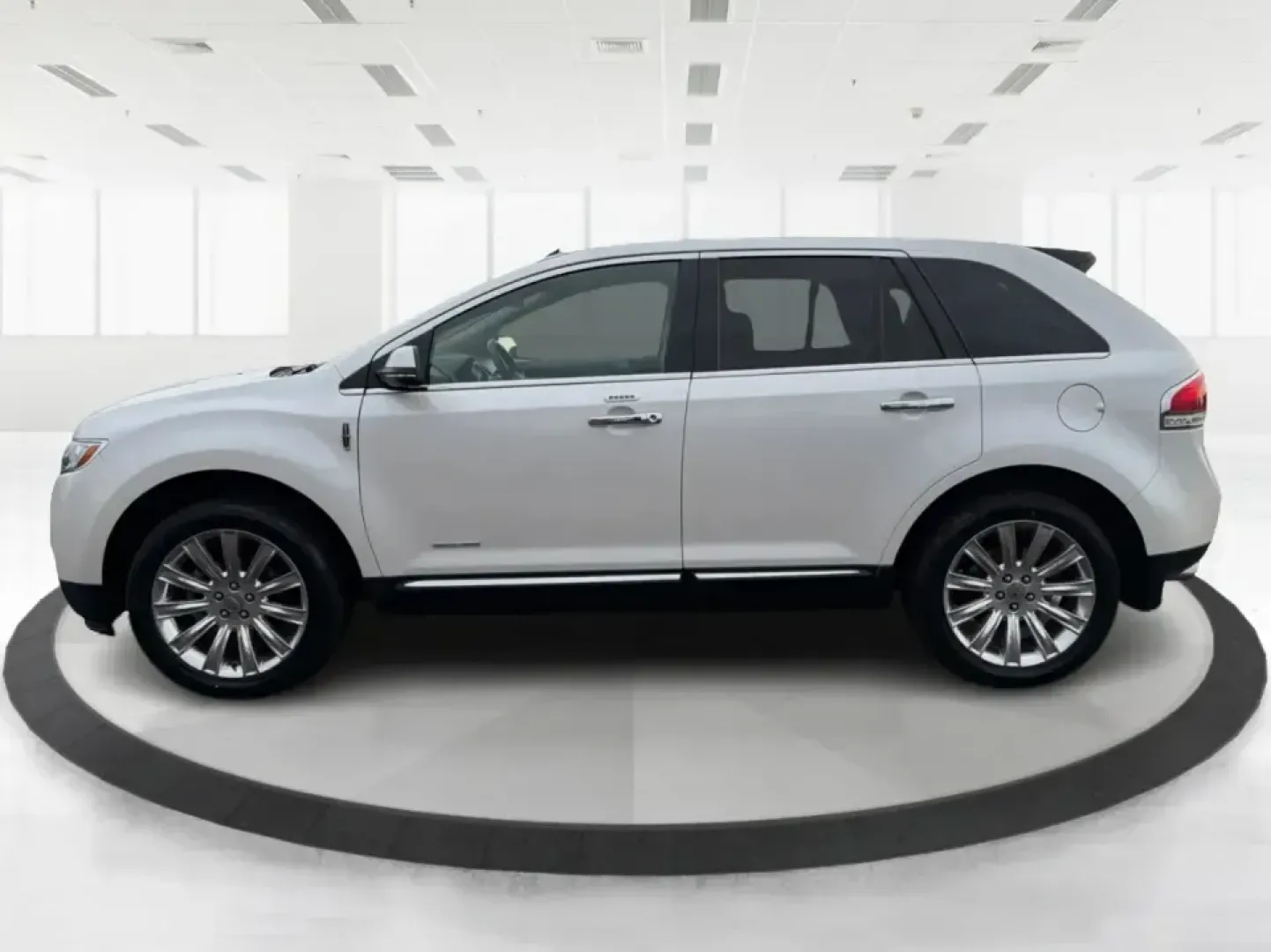 2014 Lincoln MKX Base (2LMDJ8JK2EB) with an 3.7L V6 DOHC 24V engine, 6-Speed Automatic transmission, located at 1230 East Main St, Xenia, OH, 45385, (937) 908-9800, 39.688026, -83.910172 - **Unleash Your Adventures with This 2014 Lincoln MKX at Advantage Car and Credit - Moraine!**<br /> <br /> Are you ready to elevate your driving experience? Whether you're commuting through the bustling roads of Moraine or embarking on weekend getaways to nearby attractions like the beautiful Dayton - Photo#5