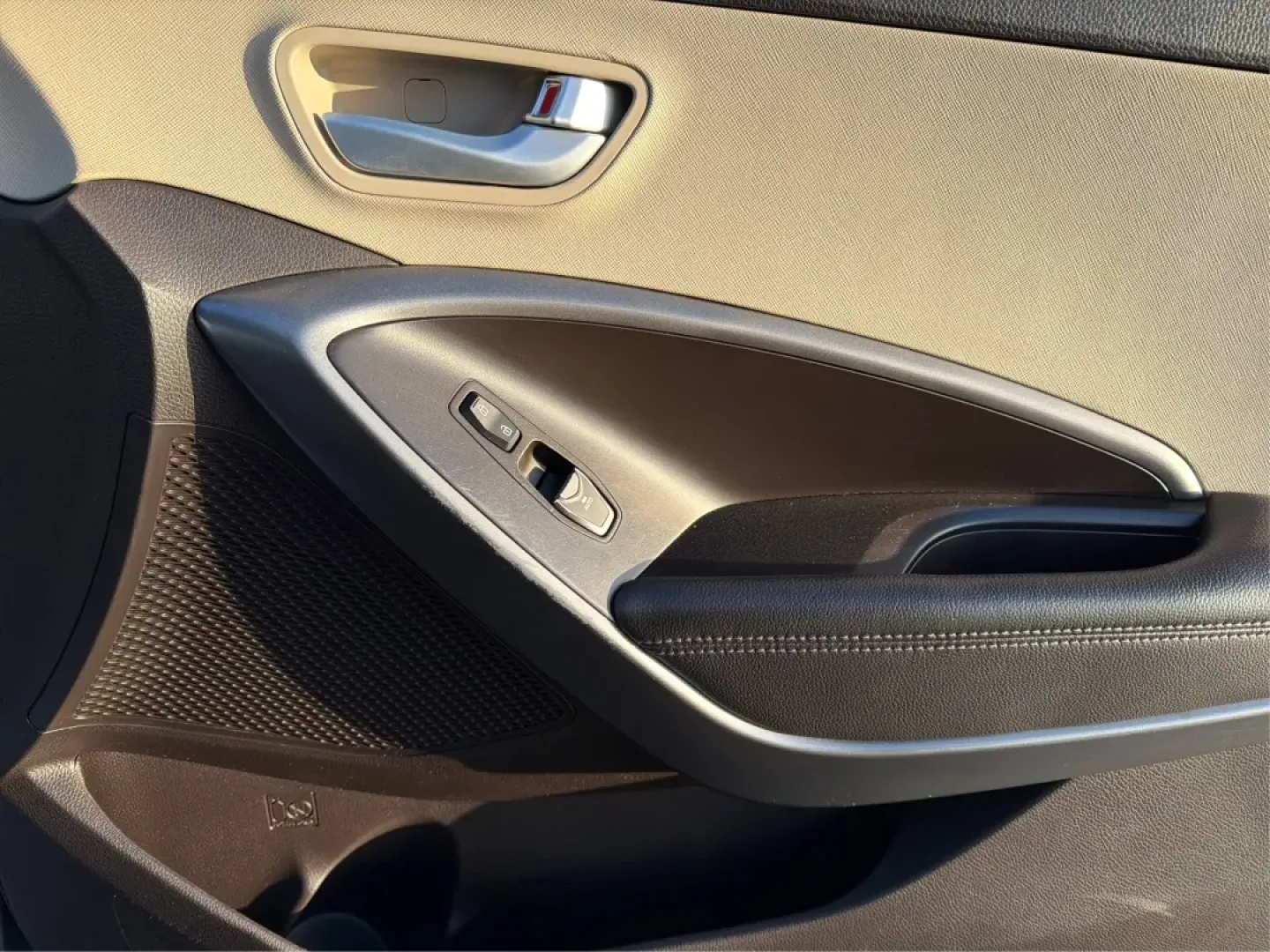 2017 Hyundai Santa Fe 2.4L (5NMZT3LBXHH) with an Theta II 2.4L I-4 gasoline direct injection engine, located at 880 E. National Road, Vandalia, OH, 45377, (937) 908-9800, 39.891918, -84.183594 - Discover your next adventure with the 2017 Hyundai Santa Fe, now available at Advantage Car and Credit in Vandalia, OH! This versatile SUV is perfect for families, commuters, and weekend adventurers alike. With seating for up to five and ample cargo space, it's ideal for everything from soccer pract - Photo#18