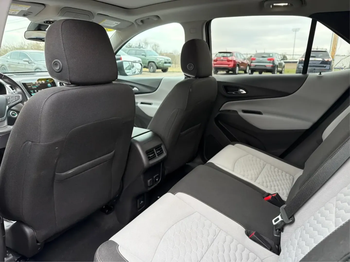 2018 Chevrolet Equinox LT (3GNAXTEX8JS) with an 2L I-4 gasoline direct injection engine, 6A transmission, located at 1230 East Main St, Xenia, OH, 45385, (937) 908-9800, 39.688026, -83.910172 - Are you ready for your next adventure? Whether you're embarking on a weekend getaway with family or tackling the daily commute with style, the 2018 Chevrolet Equinox LT is the perfect companion for all of life's journeys. This SUV, available at Advantage Car and Credit in Xenia, OH, combines versati - Photo#10