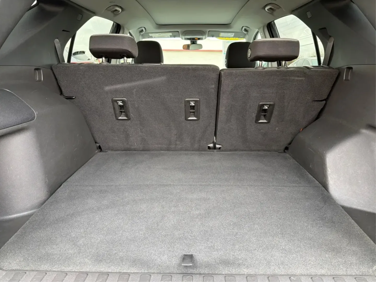 2018 Chevrolet Equinox LT (3GNAXTEX8JS) with an 2L I-4 gasoline direct injection engine, 6A transmission, located at 1230 East Main St, Xenia, OH, 45385, (937) 908-9800, 39.688026, -83.910172 - Are you ready for your next adventure? Whether you're embarking on a weekend getaway with family or tackling the daily commute with style, the 2018 Chevrolet Equinox LT is the perfect companion for all of life's journeys. This SUV, available at Advantage Car and Credit in Xenia, OH, combines versati - Photo#12