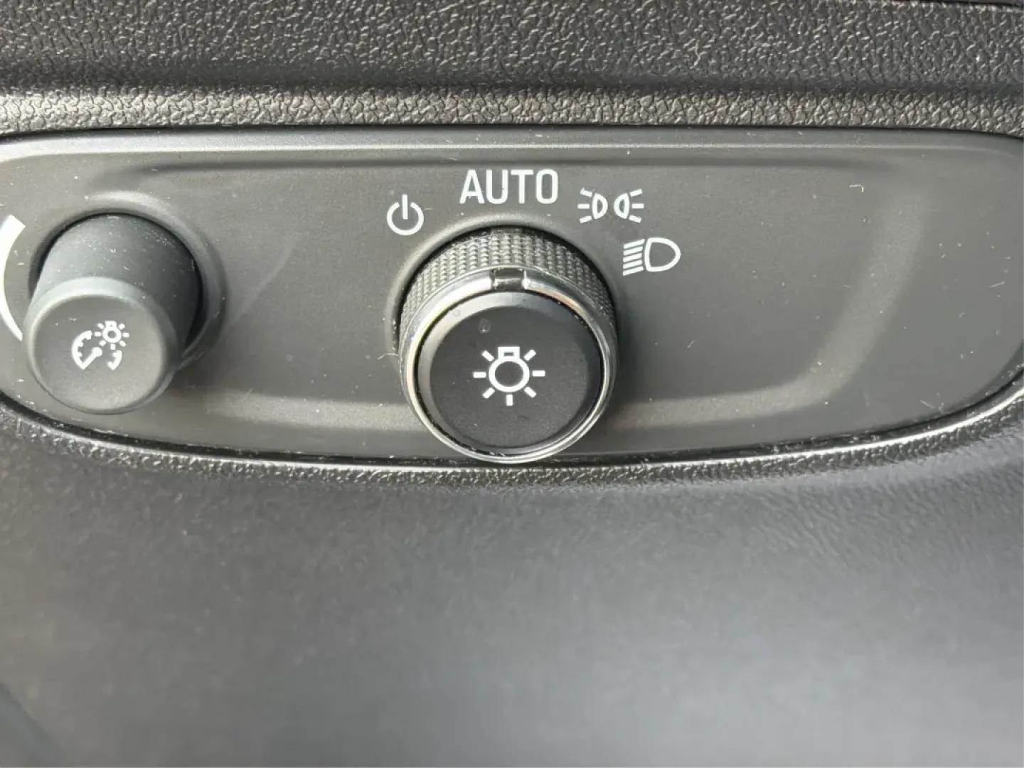 2018 Chevrolet Equinox LT (3GNAXTEX8JS) with an 2L I-4 gasoline direct injection engine, 6A transmission, located at 1230 East Main St, Xenia, OH, 45385, (937) 908-9800, 39.688026, -83.910172 - Are you ready for your next adventure? Whether you're embarking on a weekend getaway with family or tackling the daily commute with style, the 2018 Chevrolet Equinox LT is the perfect companion for all of life's journeys. This SUV, available at Advantage Car and Credit in Xenia, OH, combines versati - Photo#17