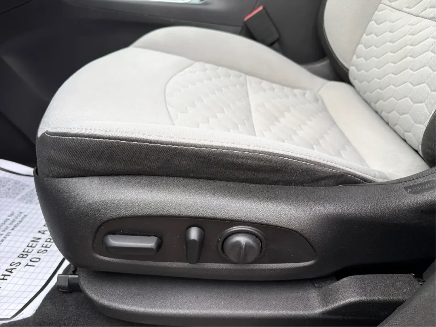 2018 Chevrolet Equinox LT (3GNAXTEX8JS) with an 2L I-4 gasoline direct injection engine, 6A transmission, located at 1230 East Main St, Xenia, OH, 45385, (937) 908-9800, 39.688026, -83.910172 - Are you ready for your next adventure? Whether you're embarking on a weekend getaway with family or tackling the daily commute with style, the 2018 Chevrolet Equinox LT is the perfect companion for all of life's journeys. This SUV, available at Advantage Car and Credit in Xenia, OH, combines versati - Photo#18