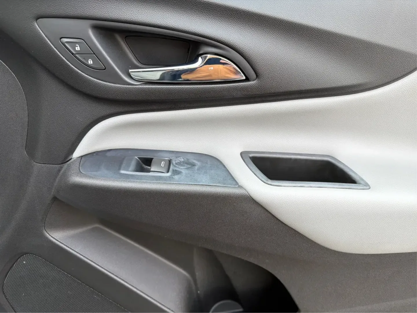 2018 Chevrolet Equinox LT (3GNAXTEX8JS) with an 2L I-4 gasoline direct injection engine, 6A transmission, located at 1230 East Main St, Xenia, OH, 45385, (937) 908-9800, 39.688026, -83.910172 - Are you ready for your next adventure? Whether you're embarking on a weekend getaway with family or tackling the daily commute with style, the 2018 Chevrolet Equinox LT is the perfect companion for all of life's journeys. This SUV, available at Advantage Car and Credit in Xenia, OH, combines versati - Photo#20