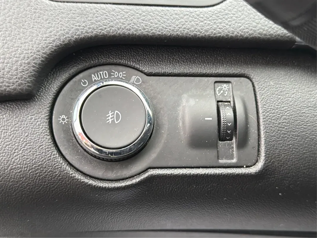 2016 Buick Regal Turbo Premium II (2G4GS5GX7G9) with an 2L I-4 gasoline direct injection engine, located at 8750 N County Rd 25A, Piqua, OH, 45356, (937) 908-9800, 40.164391, -84.232513 - **Discover the Perfect Blend of Luxury and Affordability with This 2016 Buick Regal at Advantage Car and Credit Piqua!**<br /> <br /> Are you in the market for a sophisticated sedan that effortlessly combines style, comfort, and performance? Look no further than this stunning 2016 Buick Regal Turbo - Photo#17