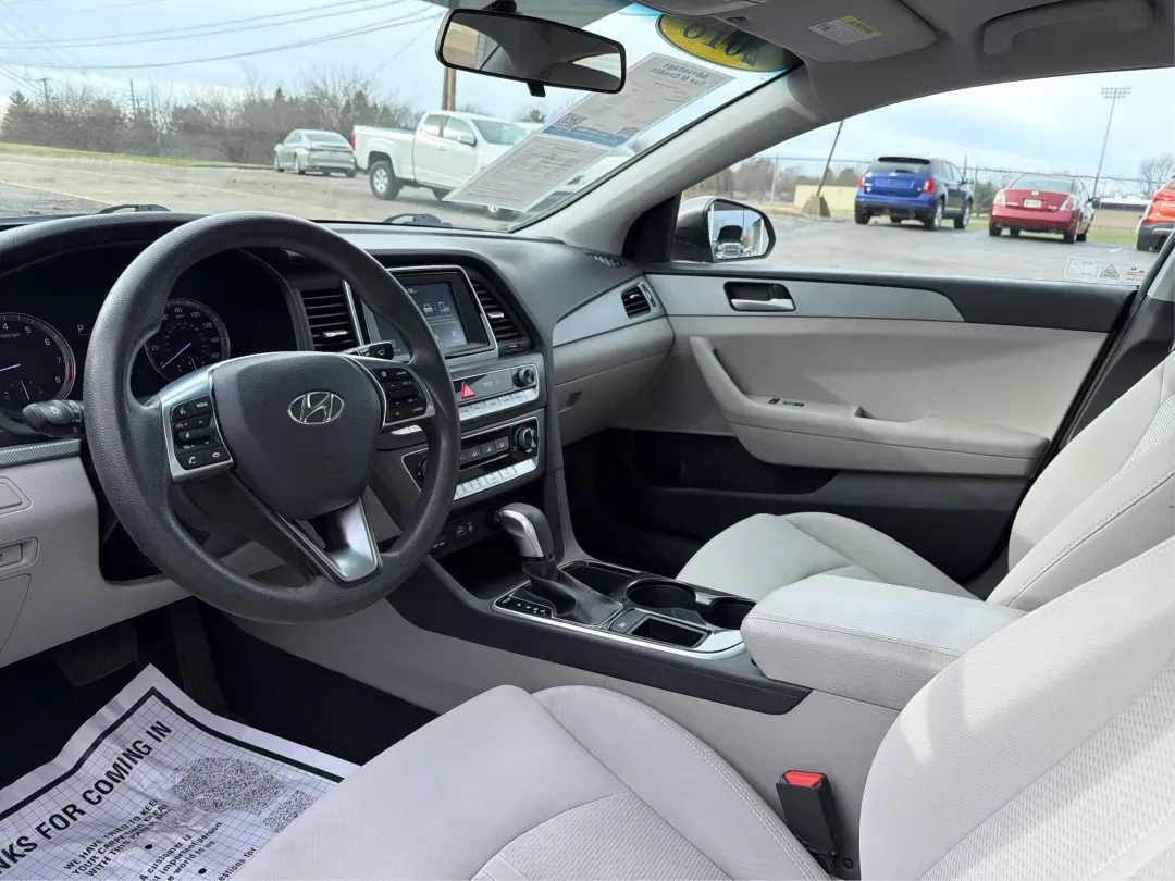 2018 Hyundai Sonata SE (5NPE24AF8JH) with an 2.4L I-4 gasoline direct injection engine, located at 8750 N County Rd 25A, Piqua, OH, 45356, (937) 908-9800, 40.164391, -84.232513 - **Elevate Your Daily Drive with the 2018 Hyundai Sonata SE Perfect for Commuters and Families Alike!**<br /> <br /> Are you looking for a reliable and stylish sedan that fits seamlessly into your busy lifestyle? Look no further than the 2018 Hyundai Sonata SE, available now at Advantage Car and Cre - Photo#9