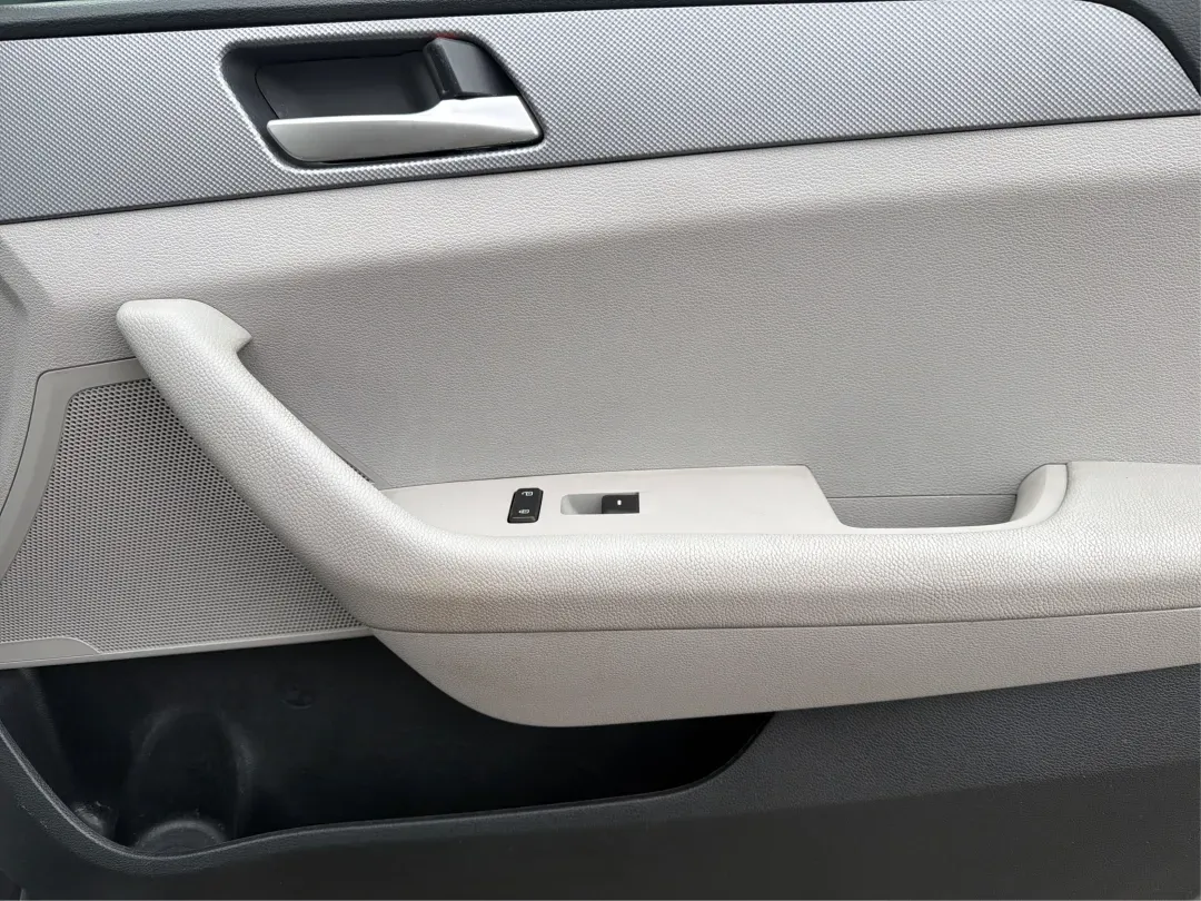 2018 Hyundai Sonata SE (5NPE24AF8JH) with an 2.4L I-4 gasoline direct injection engine, located at 8750 N County Rd 25A, Piqua, OH, 45356, (937) 908-9800, 40.164391, -84.232513 - **Elevate Your Daily Drive with the 2018 Hyundai Sonata SE Perfect for Commuters and Families Alike!**<br /> <br /> Are you looking for a reliable and stylish sedan that fits seamlessly into your busy lifestyle? Look no further than the 2018 Hyundai Sonata SE, available now at Advantage Car and Cre - Photo#16