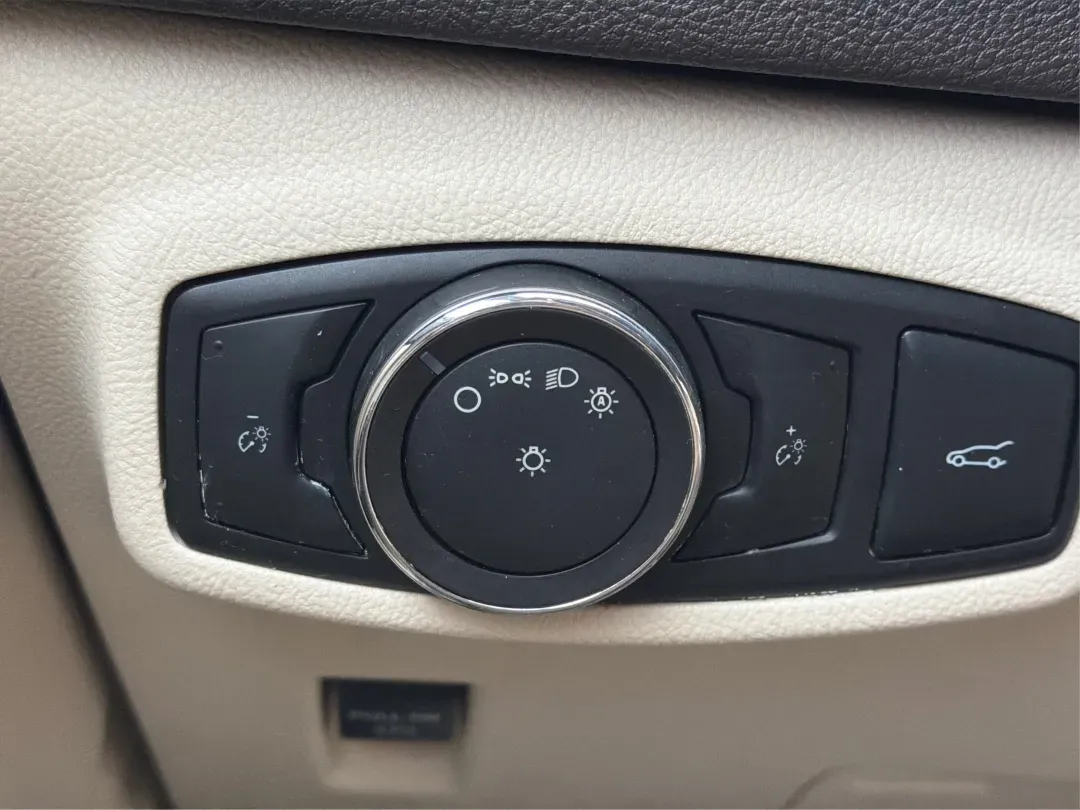 2016 Lincoln MKC Reserve (5LMCJ3D91GU) with an Other engine, located at 8750 N County Rd 25A, Piqua, OH, 45356, (937) 908-9800, 40.164391, -84.232513 - **Discover the Perfect Blend of Luxury and Functionality with the 2016 Lincoln MKC Reserve at Advantage Car and Credit - Piqua**<br /> <br /> Are you searching for a vehicle that seamlessly blends sophisticated style with everyday practicality? Look no further than the 2016 Lincoln MKC Reserve, avai - Photo#17