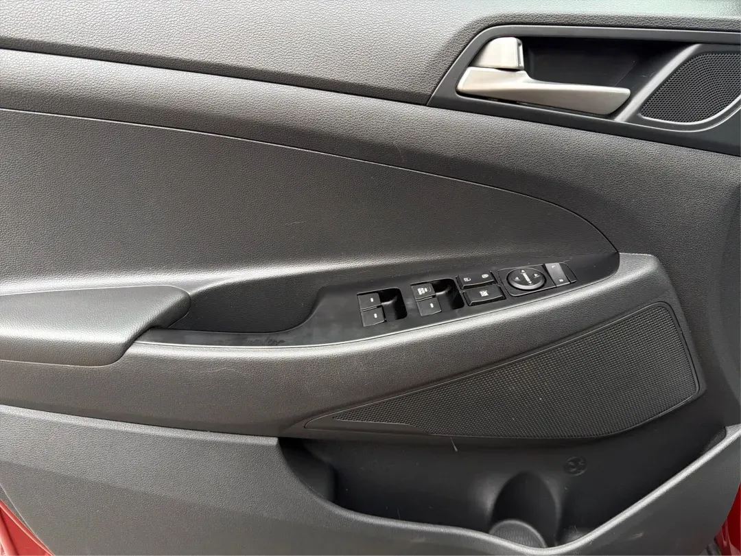 2018 Hyundai Tucson SE (KM8J23A42JU) with an Nu 2L I-4 gasoline direct injection engine, located at 8750 N County Rd 25A, Piqua, OH, 45356, (937) 908-9800, 40.164391, -84.232513 - **Explore the Open Road with the 2018 Hyundai Tucson at Advantage Car and Credit Piqua, OH**<br /> <br /> Are you ready to elevate your driving experience? Whether you're a growing family in need of extra space, a daily commuter looking for efficiency, or an adventure seeker craving weekend road tr - Photo#17