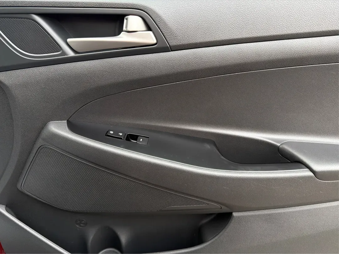 2018 Hyundai Tucson SE (KM8J23A42JU) with an Nu 2L I-4 gasoline direct injection engine, located at 8750 N County Rd 25A, Piqua, OH, 45356, (937) 908-9800, 40.164391, -84.232513 - **Explore the Open Road with the 2018 Hyundai Tucson at Advantage Car and Credit Piqua, OH**<br /> <br /> Are you ready to elevate your driving experience? Whether you're a growing family in need of extra space, a daily commuter looking for efficiency, or an adventure seeker craving weekend road tr - Photo#18