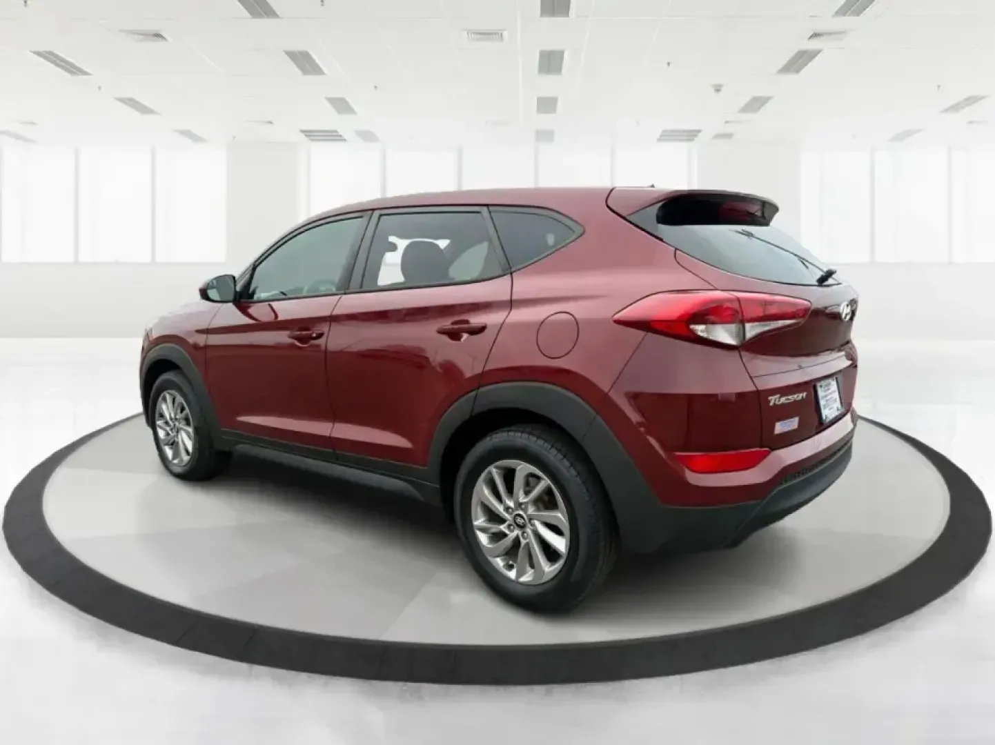 2018 Hyundai Tucson SE (KM8J23A42JU) with an Nu 2L I-4 gasoline direct injection engine, 6A transmission, located at 8750 N County Rd 25A, Piqua, OH, 45356, (937) 908-9800, 40.164391, -84.232513 - **Explore the Open Road with the 2018 Hyundai Tucson at Advantage Car and Credit Piqua, OH**<br /> <br /> Are you ready to elevate your driving experience? Whether you're a growing family in need of extra space, a daily commuter looking for efficiency, or an adventure seeker craving weekend road tr - Photo#4