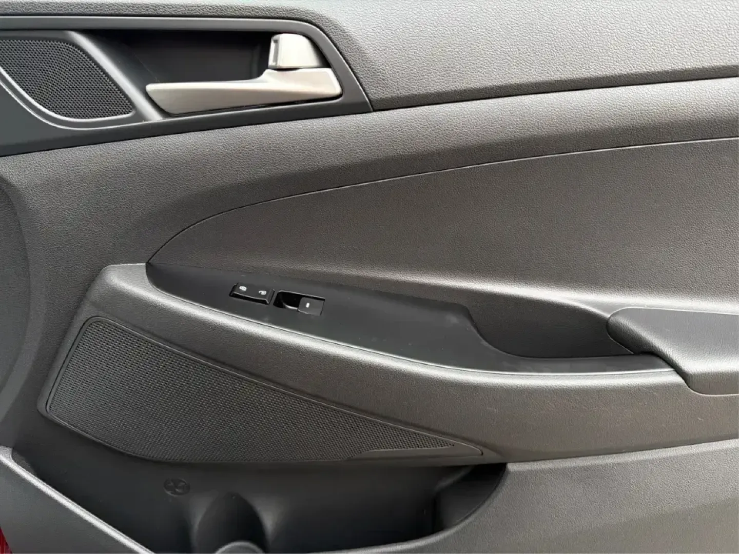 2018 Hyundai Tucson SE (KM8J23A42JU) with an Nu 2L I-4 gasoline direct injection engine, 6A transmission, located at 8750 N County Rd 25A, Piqua, OH, 45356, (937) 908-9800, 40.164391, -84.232513 - **Explore the Open Road with the 2018 Hyundai Tucson at Advantage Car and Credit Piqua, OH**<br /> <br /> Are you ready to elevate your driving experience? Whether you're a growing family in need of extra space, a daily commuter looking for efficiency, or an adventure seeker craving weekend road tr - Photo#18