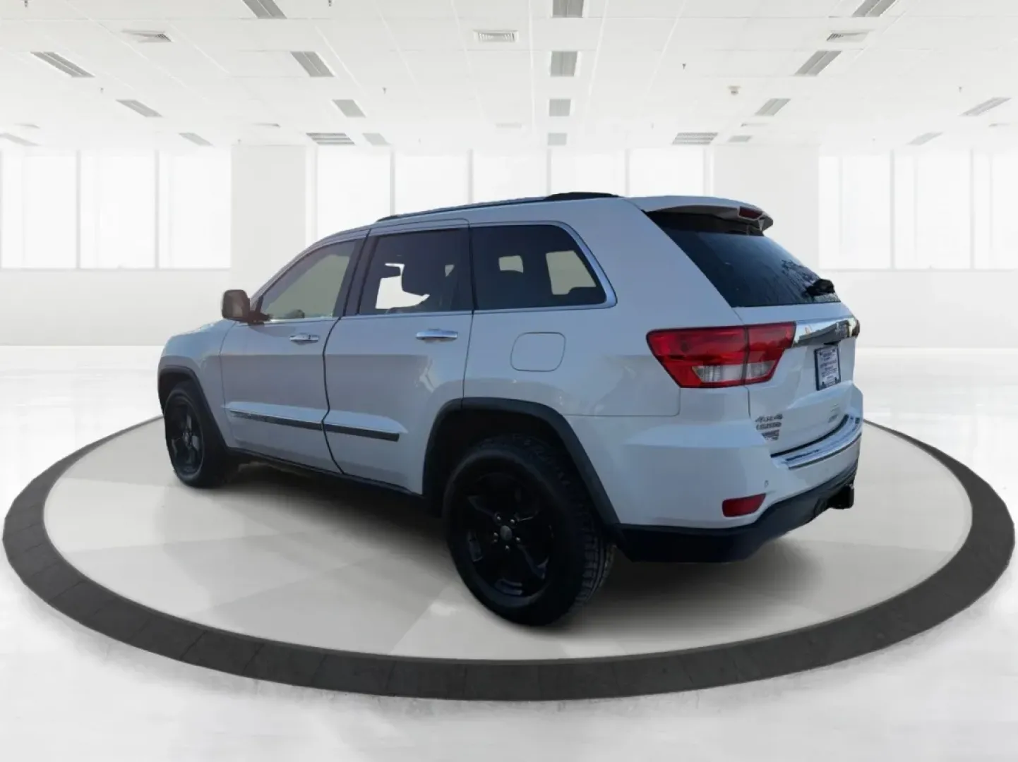 2011 Jeep Grand Cherokee Limited (1J4RR5GG7BC) with an Other engine, located at 1951 S Dayton Lakeview Rd., New Carlisle, OH, 45344, (937) 908-9800, 39.890999, -84.050255 - **Experience the Ultimate Adventure with This 2011 Jeep Grand Cherokee Limited!**<br /> <br /> Are you ready to elevate your weekend adventures and daily commutes? The 2011 Jeep Grand Cherokee Limited is designed for those who crave both versatility and luxury, making it the perfect choice for famil - Photo#4