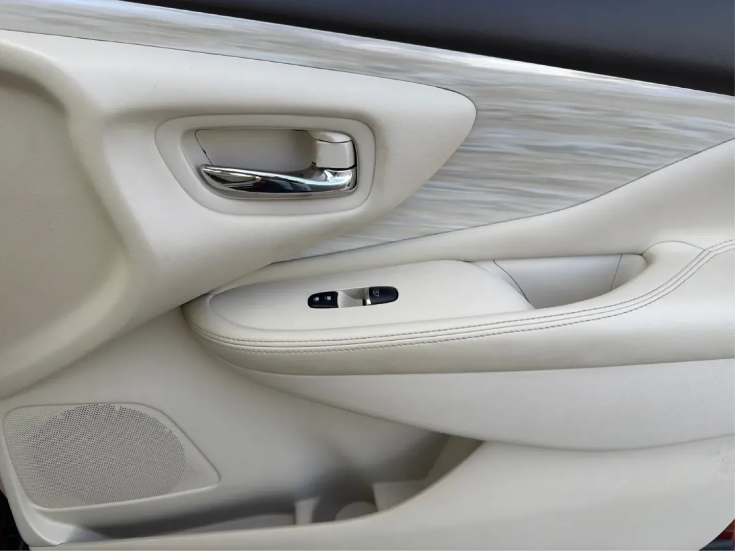 2018 Nissan Murano Platinum (5N1AZ2MGXJN) with an 3.5L V-6 DOHC engine, CVT transmission, located at 880 E. National Road, Vandalia, OH, 45377, (937) 908-9800, 39.891918, -84.183594 - **Adventure Awaits with the 2018 Nissan Murano Platinum at Advantage Car and Credit - Vandalia!**<br /> <br /> Are you ready to elevate your driving experience while enjoying the perfect blend of style, comfort, and reliability? The 2018 Nissan Murano Platinum is not just a vehicle; it's the key to - Photo#19