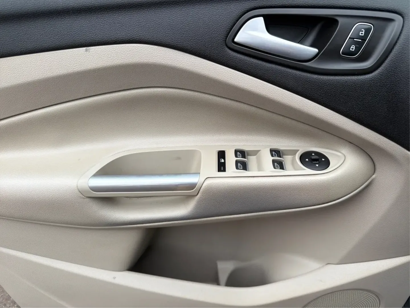 2019 Ford Escape SEL 4WD (1FMCU9HD4KU) with an 1.5L L4 DOHC 16V engine, 6-Speed Automatic transmission, located at 4508 South Dixie Dr, Moraine, OH, 45439, (937) 908-9800, 39.689976, -84.218452 - **Adventure Awaits in the 2019 Ford Escape SEL 4WD: Your Next Family SUV!**<br /> <br /> Embrace the thrill of adventure without compromising comfort and safety with the 2019 Ford Escape SEL 4WD, now available at Advantage Car and Credit - Moraine. Perfect for growing families or anyone seeking a ve - Photo#19