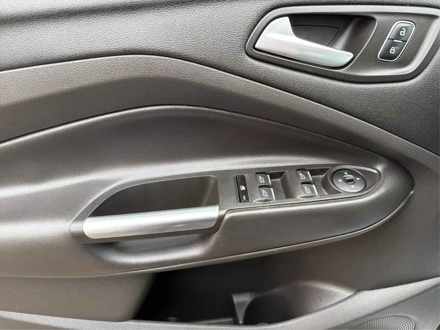 2017 Ford Escape SE (1FMCU0GDXHU) with an 1.5L L4 DOHC 16V engine, 6A transmission, located at 1184 Kauffman Ave, Fairborn, OH, 45324, (937) 908-9800, 39.807072, -84.030914 - ### Discover Your Next Adventure with the 2017 Ford Escape SE at Advantage Car and Credit - Fairborn<br /> <br /> Are you ready to elevate your daily commute or embark on your next weekend adventure? Look no further than the **2017 Ford Escape SE**, now available at **Advantage Car and Credit** in F - Photo#19