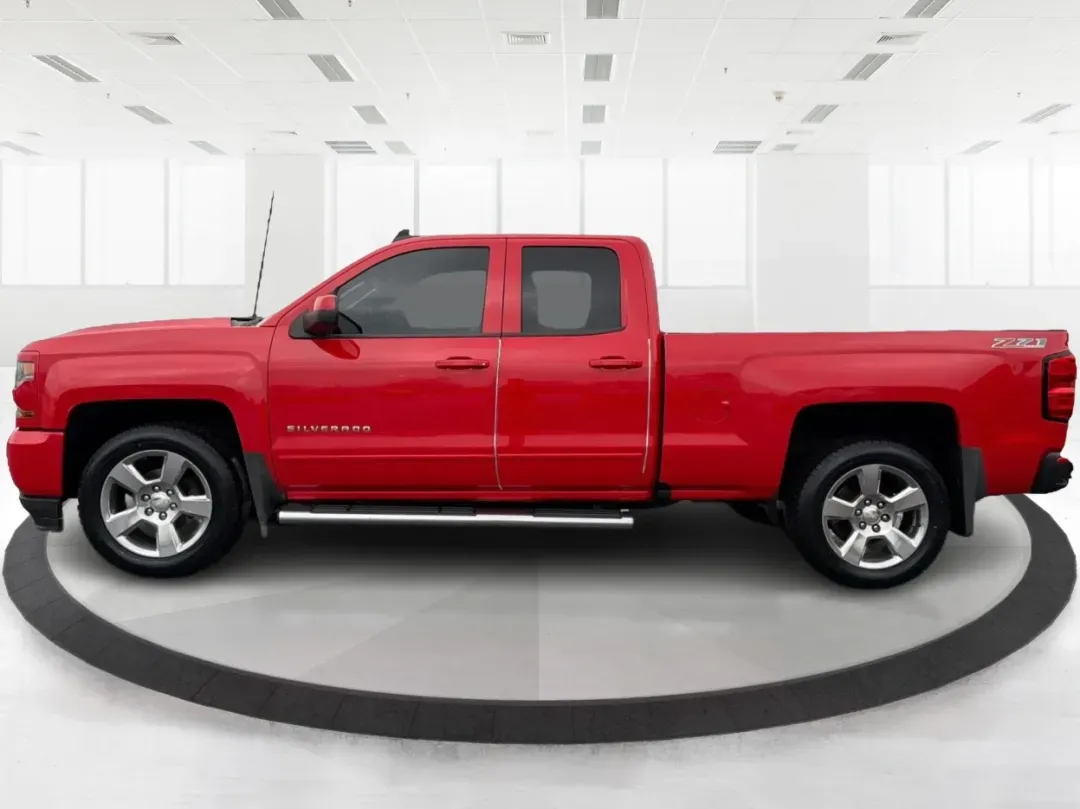 2017 Chevrolet Silverado 1500 2LT (1GCVKREC2HZ) with an EcoTec3 4.3L V-6 gasoline direct injection engine, located at 1184 Kauffman Ave, Fairborn, OH, 45324, (937) 908-9800, 39.807072, -84.030914 - 2017 Chevrolet Silverado 1500 2LT - Photo#5