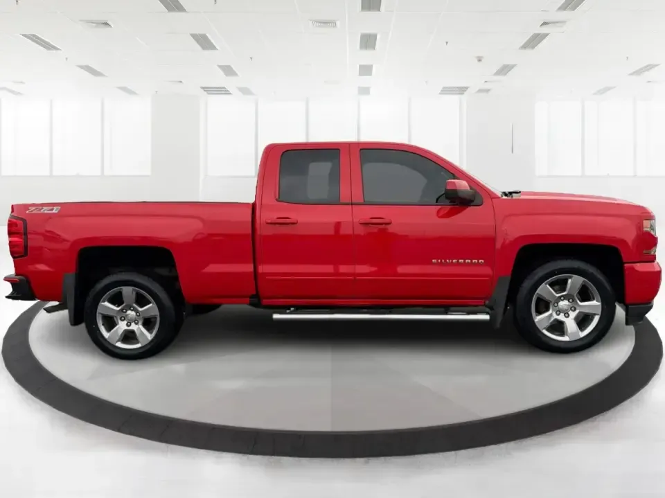 2017 Chevrolet Silverado 1500 2LT (1GCVKREC2HZ) with an EcoTec3 4.3L V-6 gasoline direct injection engine, 6A transmission, located at 8750 N County Rd 25A, Piqua, OH, 45356, (937) 908-9800, 40.164391, -84.232513 - **Unleash Adventure with the 2017 Chevrolet Silverado 1500 at Advantage Car and Credit Moraine, OH!**<br /> <br /> Are you ready to conquer your daily commute or embark on thrilling weekend adventures? The 2017 Chevrolet Silverado 1500 is more than just a truck; it's a lifestyle choice perfect for - Photo#1